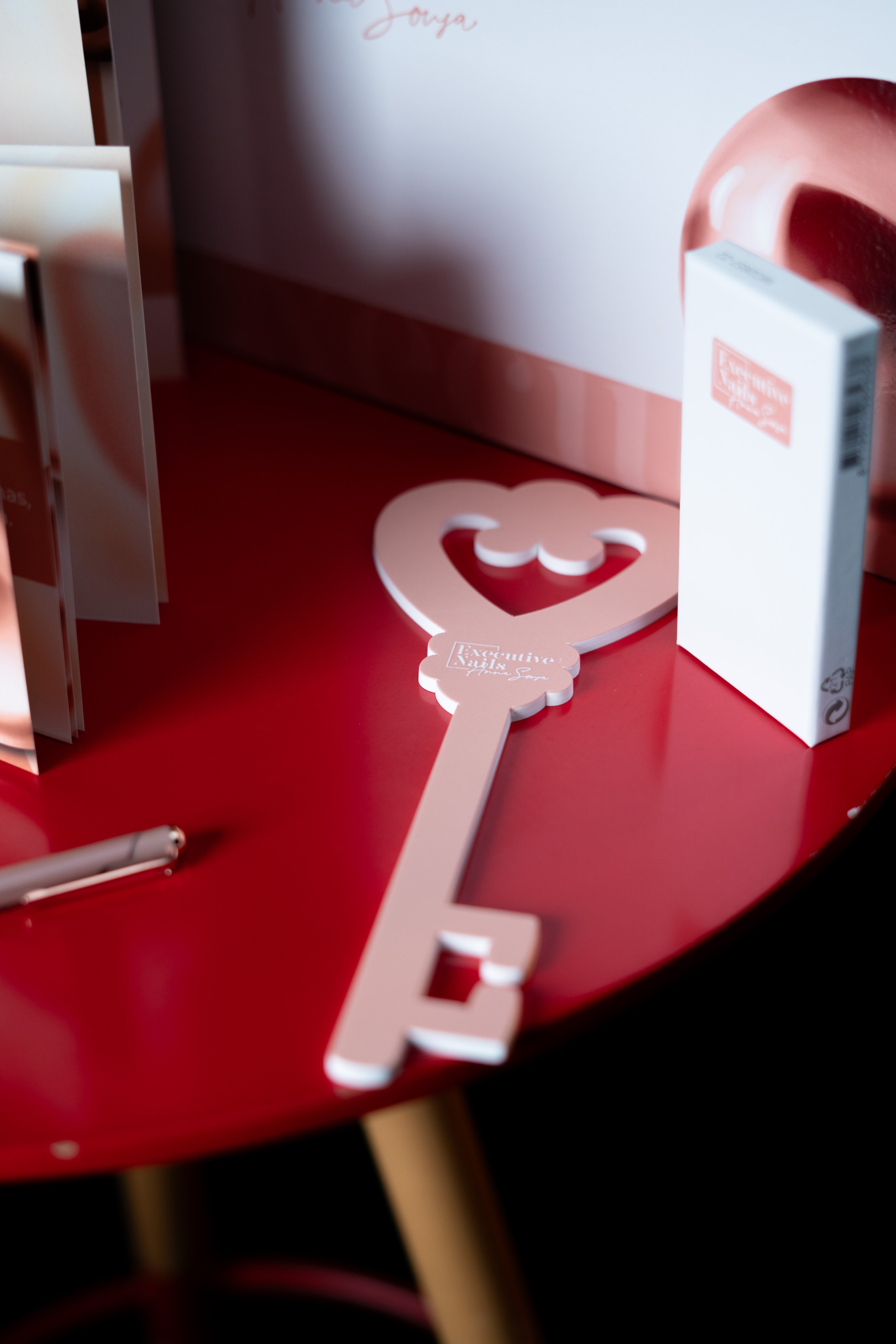 Anna Sousa — Executive Nails. Frames by Giovani Braga