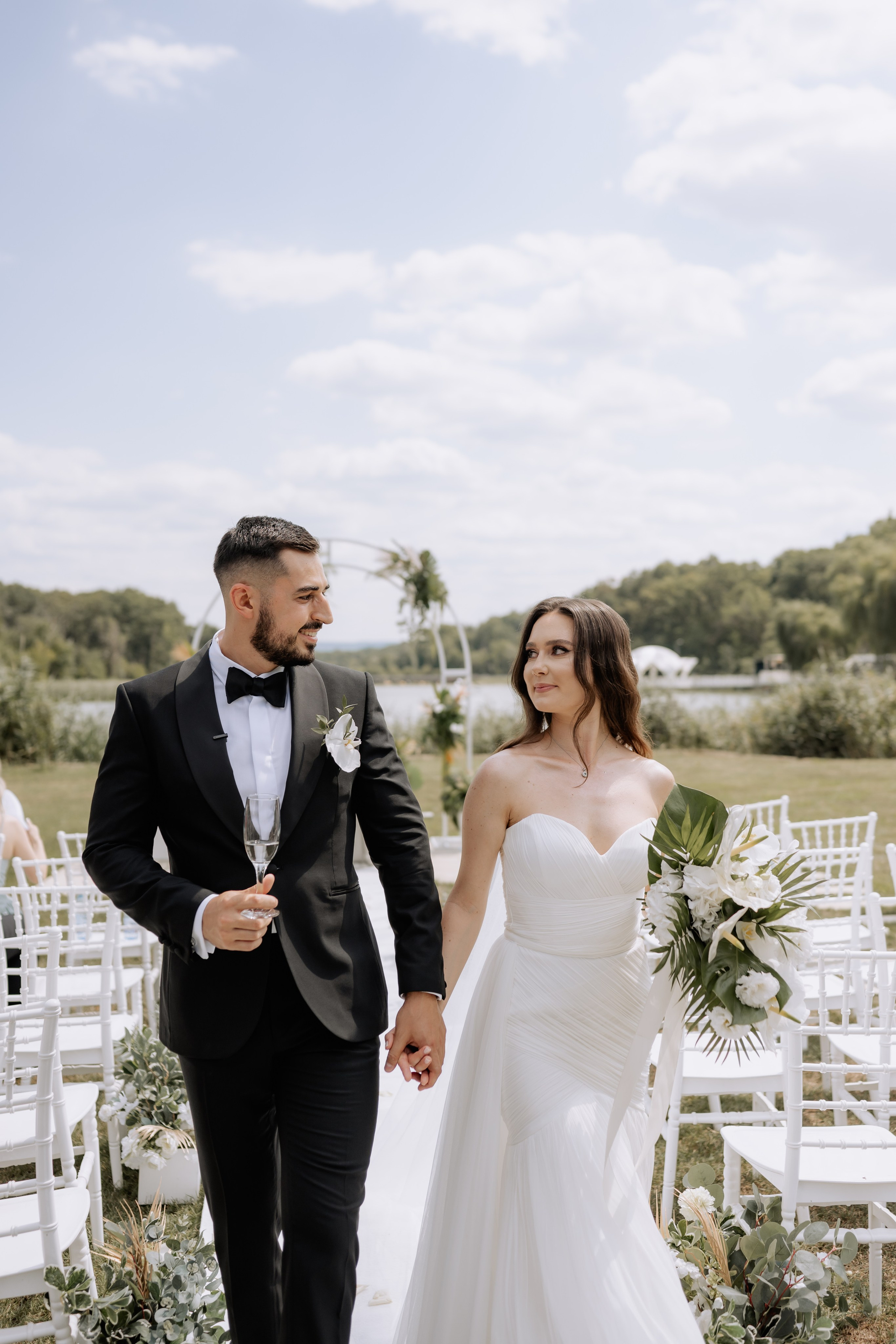 Cununie civila in aer liber , artificii de zi colorate , decor nunta , nunta la Hotel Traian. Proud Vision Weddings | Wedding Photography & Film — Servicii profesionale Foto Video Nunta Iasi