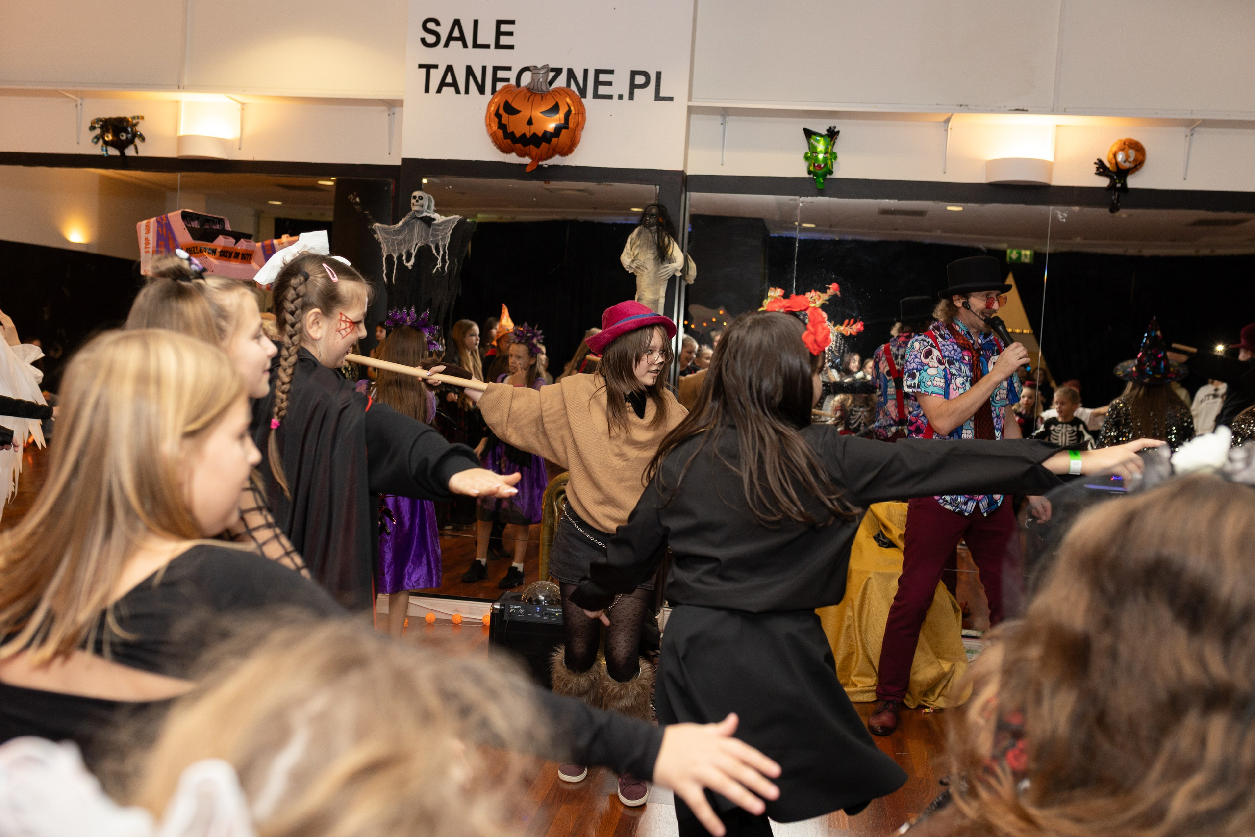 Leo dance studio Helloween 2025. Семейный и детский фотограф в Варшаве Мила Бобровская