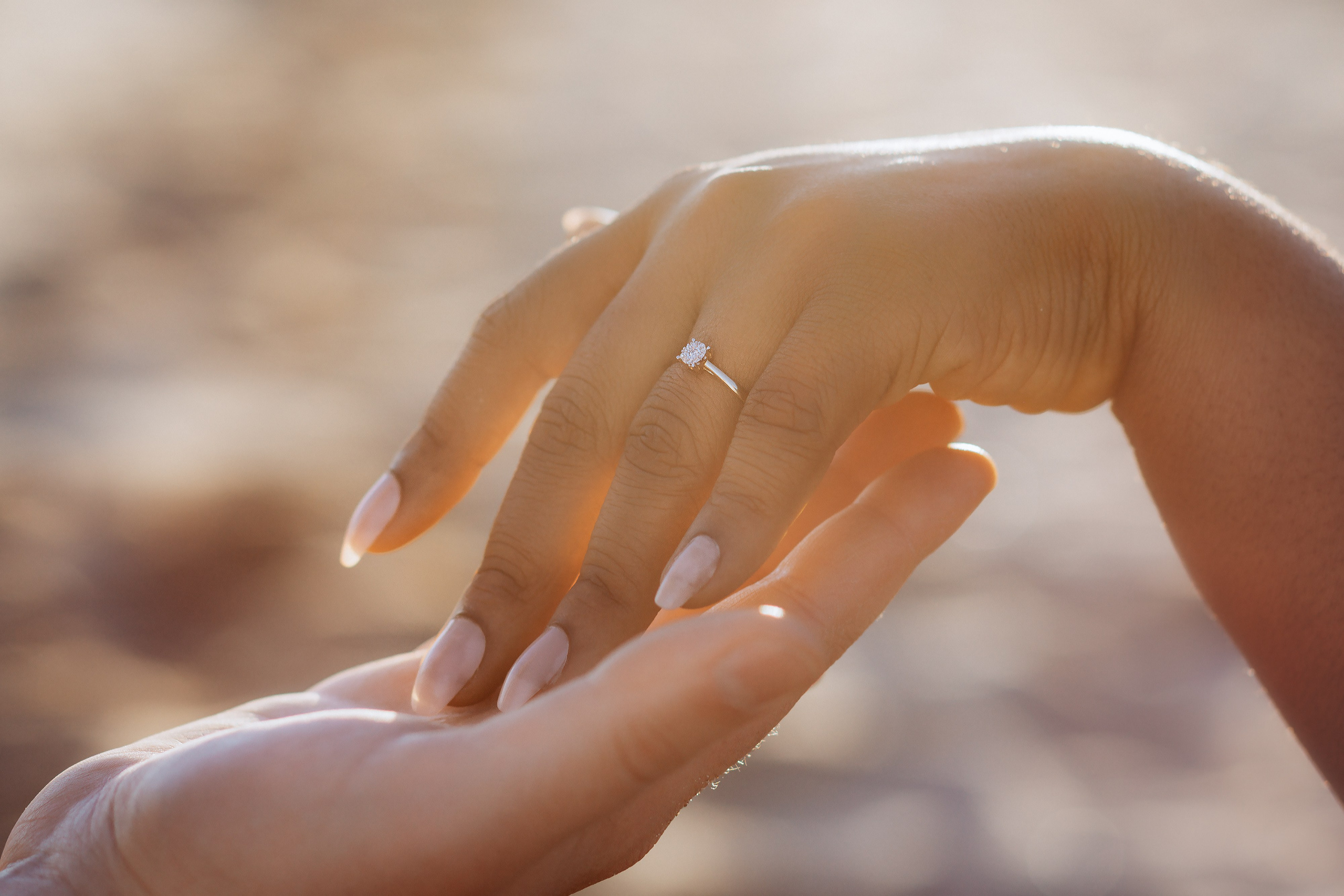 Momento alegre junto al mar capturado durante una propuesta sorpresa en Valencia, España — la pareja se abraza celebrando, irradiando amor y emoción. Perfecto para quienes buscan sesiones auténticas y emotivas de propuesta o compromiso en Valencia y en toda España.