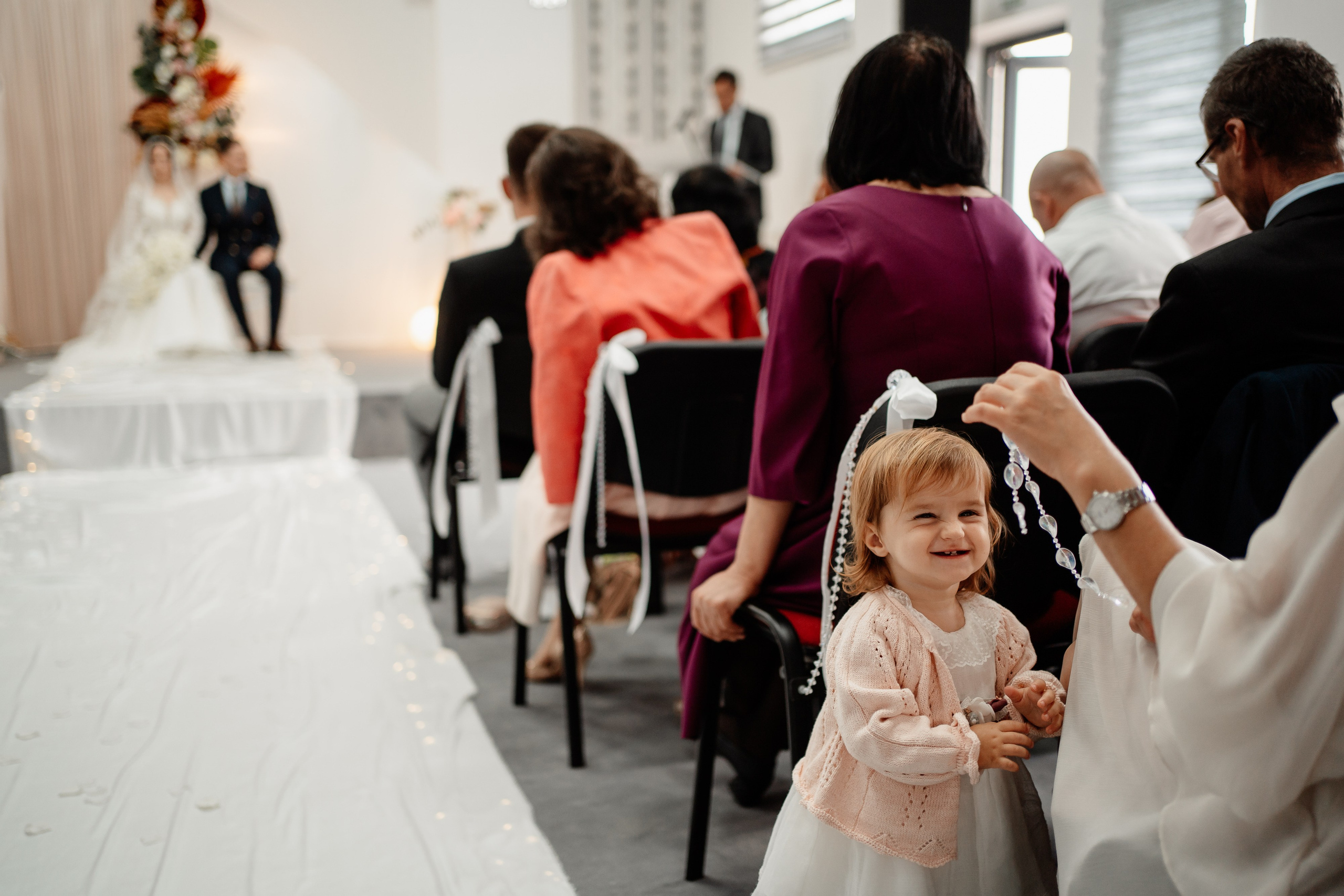 Moment emoționant între miri în ziua nunții, surprins într-un cadru natural și romantic, la Reina Events. Fotografie de nuntă profesională, editată artistic pentru a evidenția emoția și eleganța evenimentului.