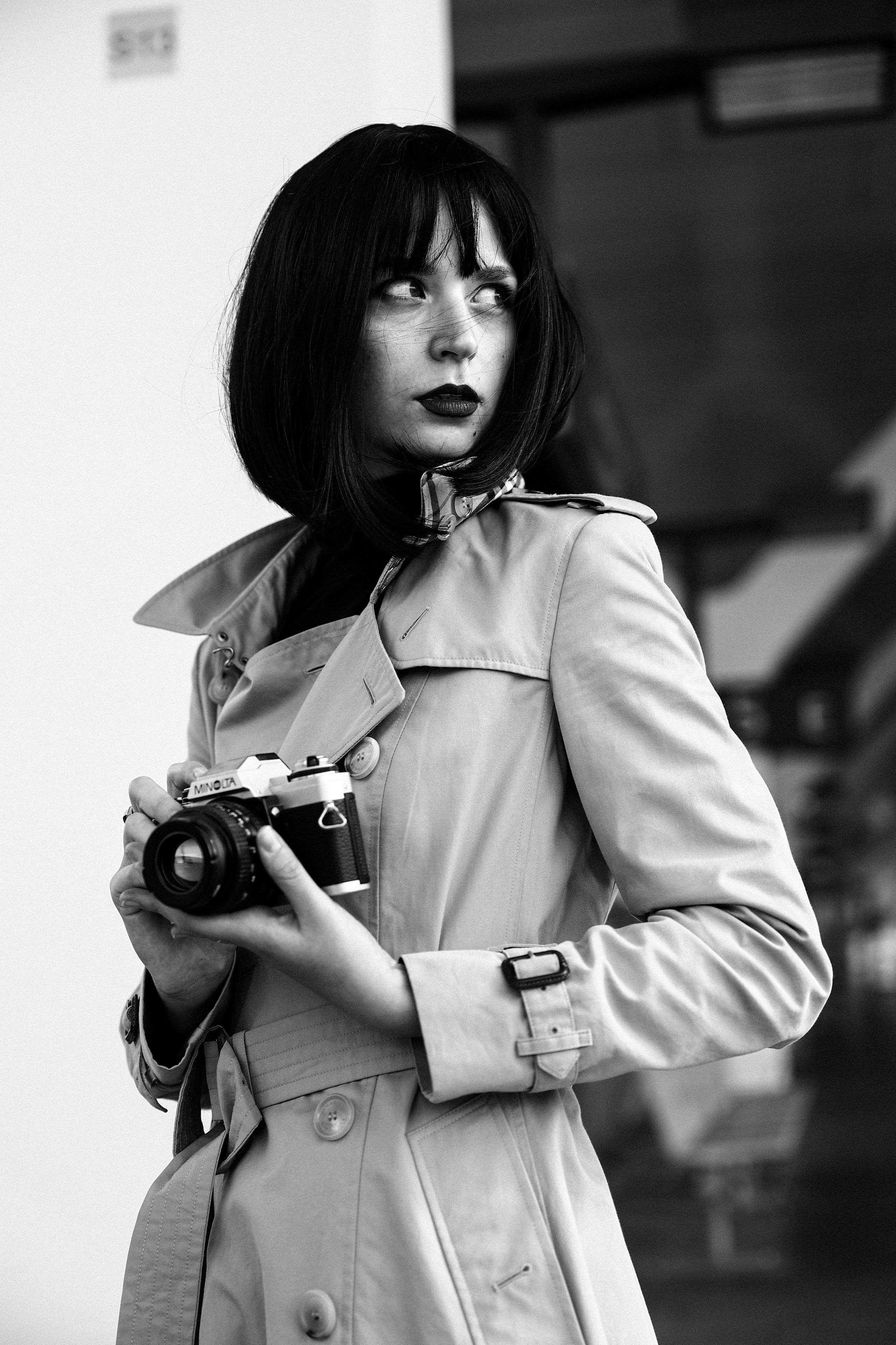 Schwarzweiß-Portrait einer Schauspielerin in Spion Story - sexy Spionin