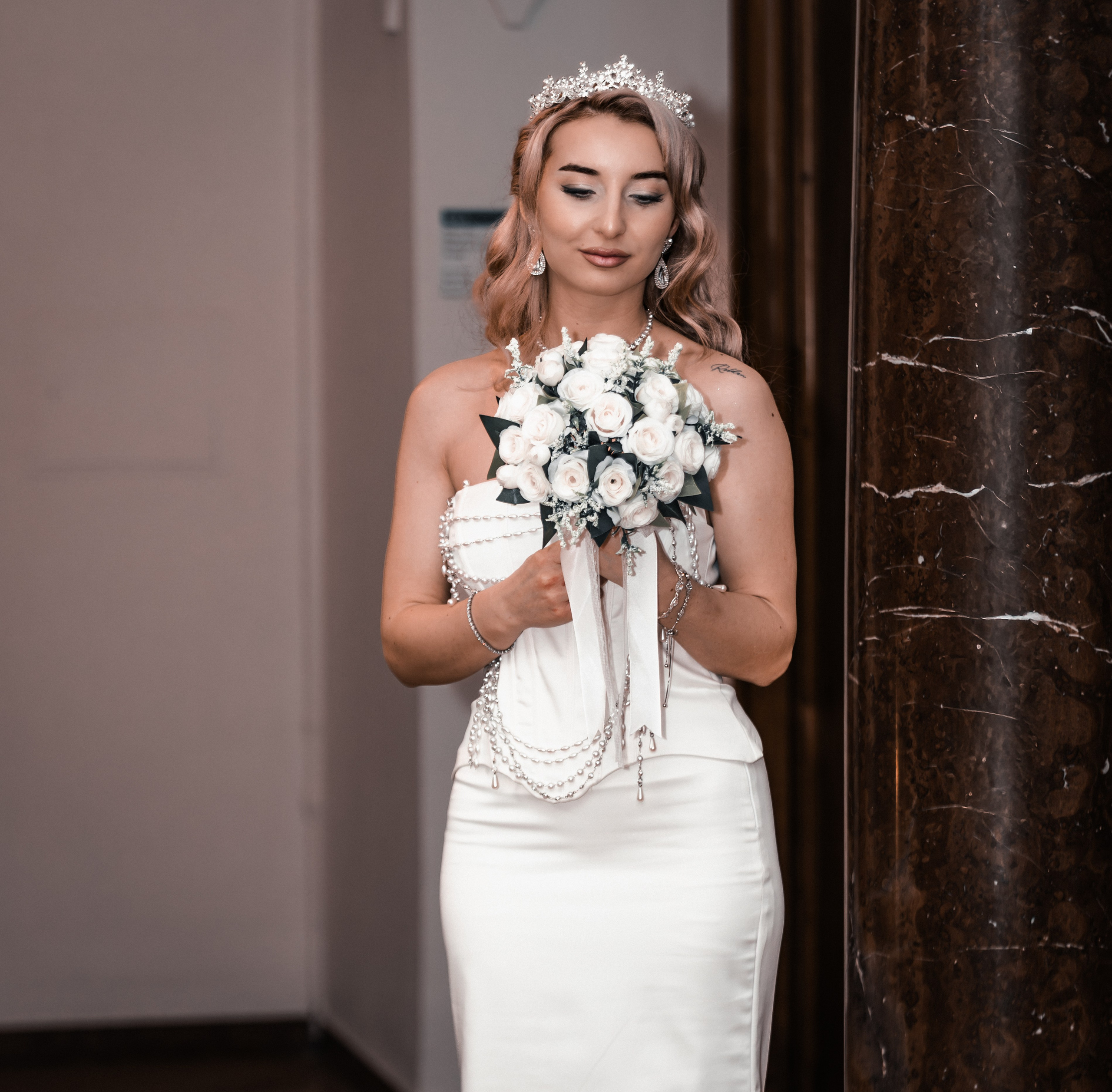 Porträt der Braut im Hochzeitskleid Fokus auf Brautstrauß