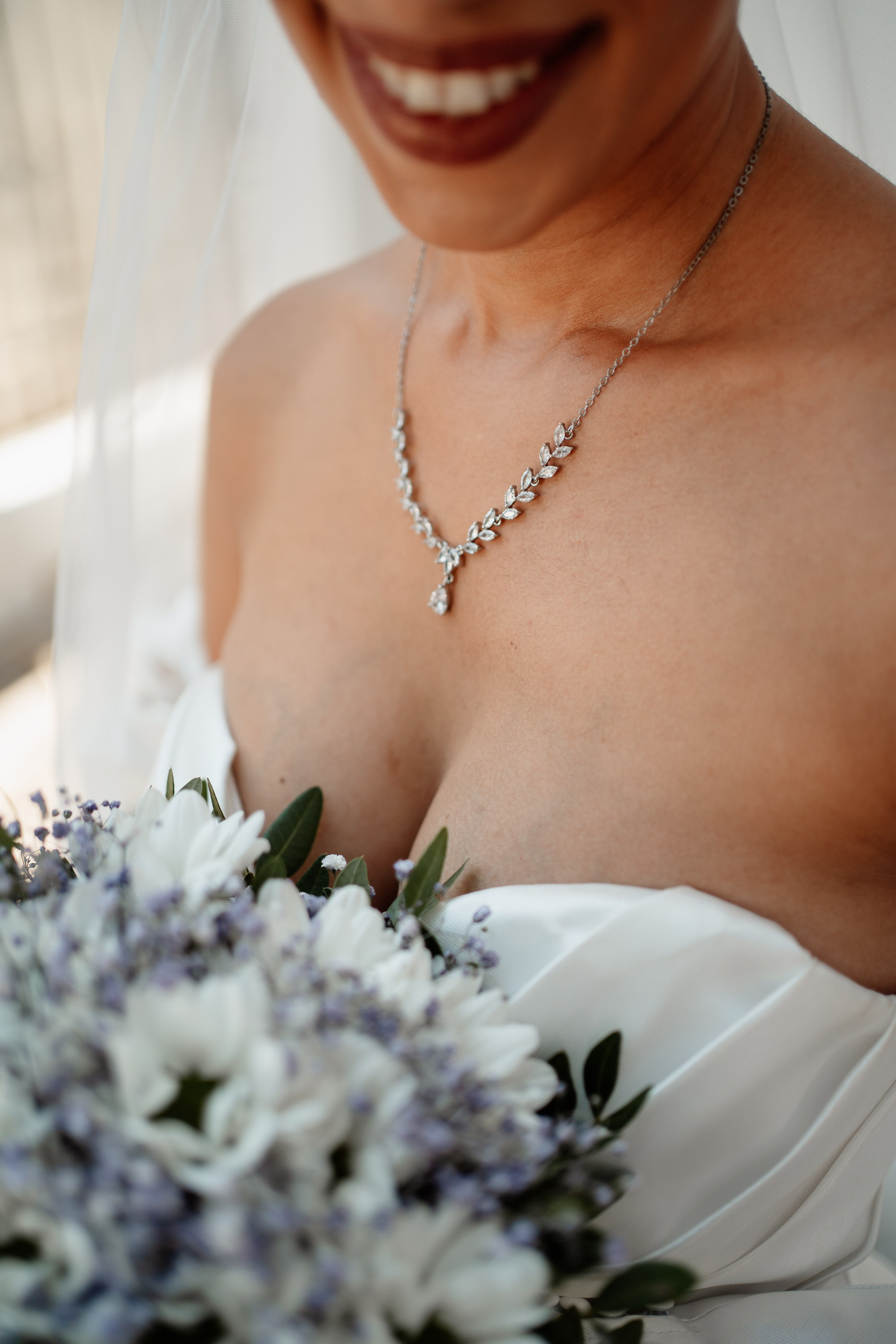 Moment emoționant între miri în ziua nunții, surprins într-un cadru natural și romantic, in Bucuresti. Fotografie de nuntă profesională, editată artistic pentru a evidenția emoția și eleganța evenimentului.