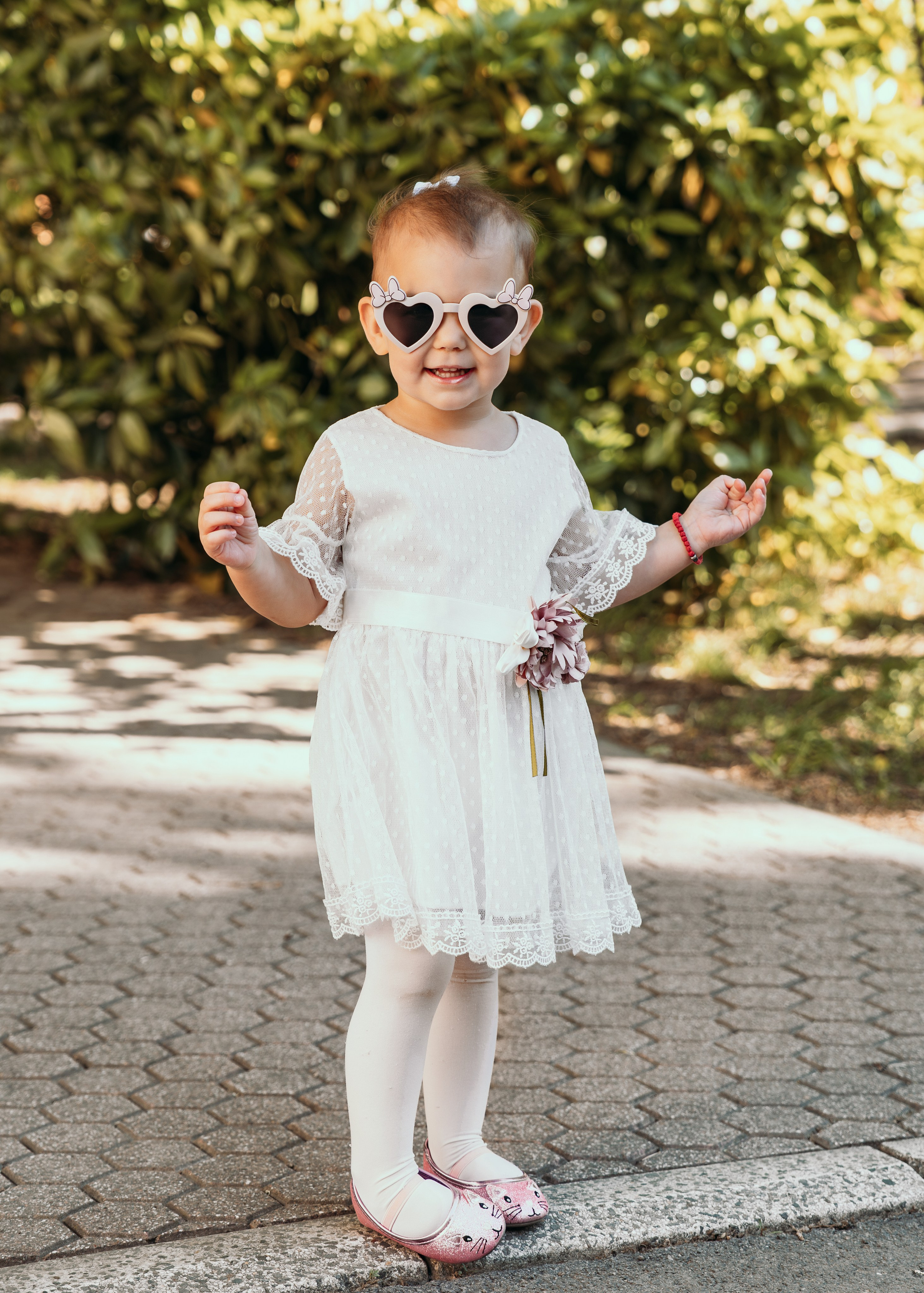 Dete ispred crkve posle krstenja