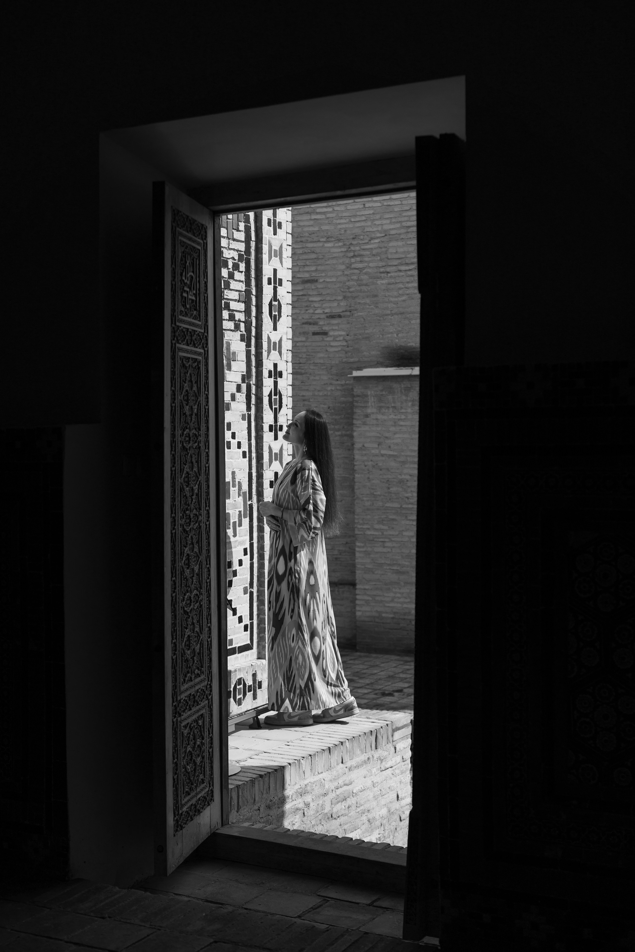 Photoshoot in a robe in Samarkand: Unique Shots with the Shah-i-Zinda. Photographer in Uzbekistan and Samarkand Djasur Marupov