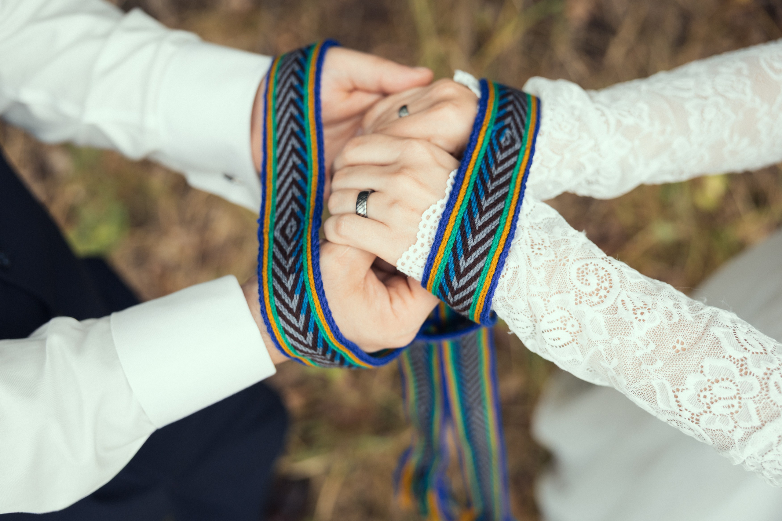 Detail svatební tradice v Písku Strakonice, Vodňany – spojené ruce ženicha a nevěsty se slavnostní stuhou, symbol lásky