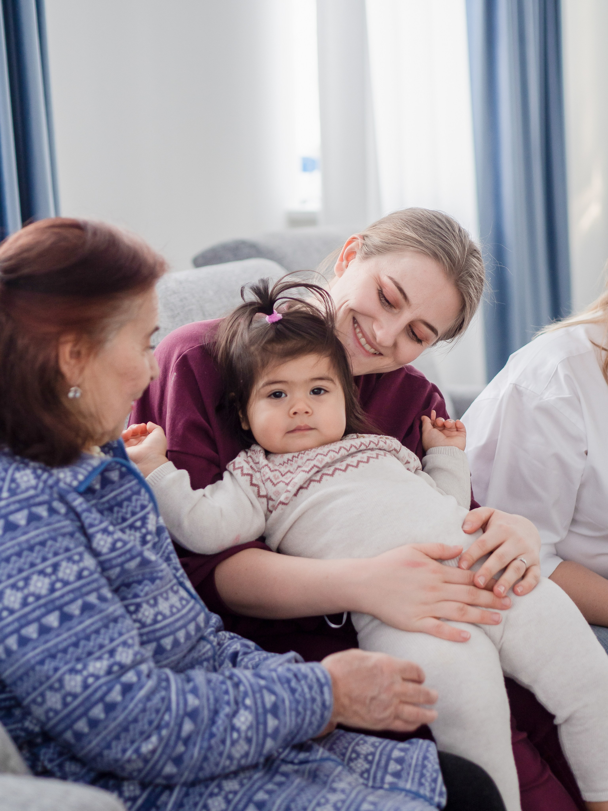 Lida & her family. Photographer in Los Angeles. Julia Ishmuratova