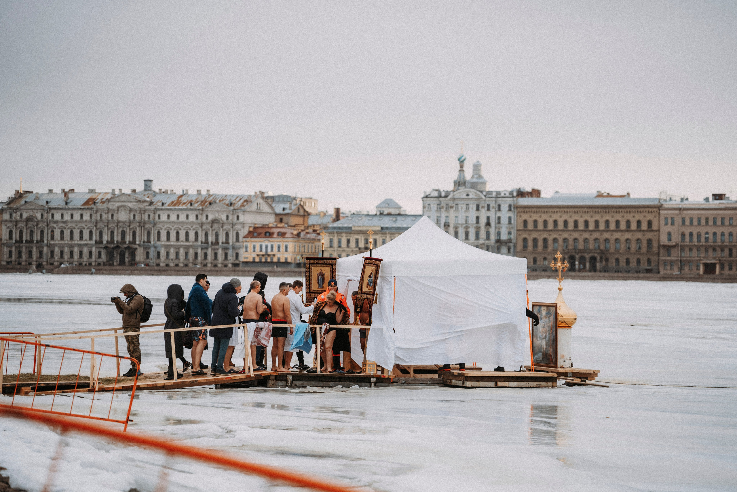 2025. Стрит-фотография, полная абсурда, идиотизма и красоты