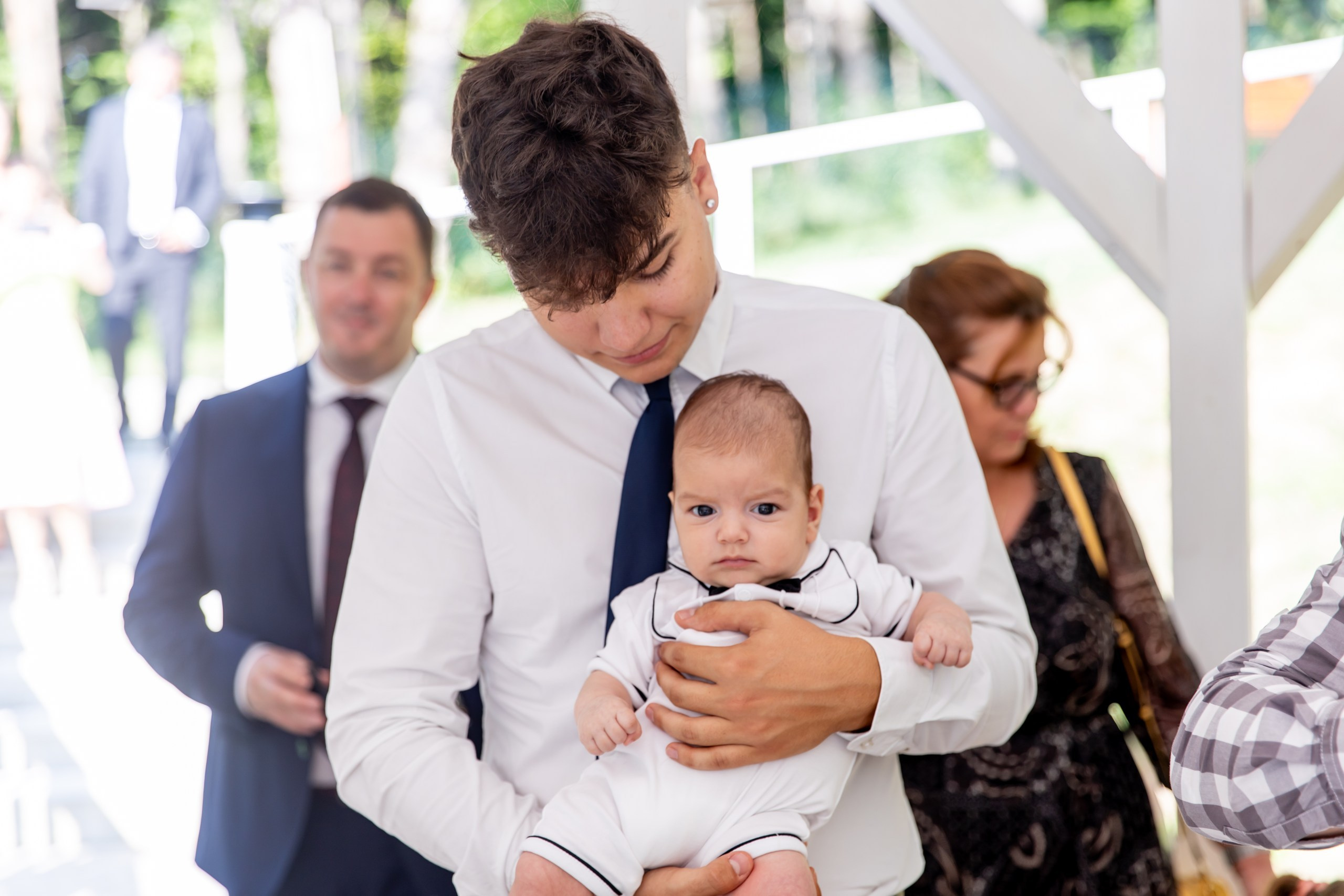 fotograf botez , fotografie botez Botoșani, fotograf Alin Chirilă, amintiri botez, fotografii botez, botez Miruna Parascheva, fotograf copii, fotografie botez în Botoșani-alt="botez , fotografie botez Alin Chirilă, amintiri botez, fotografii emoționante botez Botoșani"-- fotografii-botez-bebelus- amintiri-botez-micuț- moment-sfânt-crestinare- fotografie-emotionanta-botez- detalii-botez-bebelusi- parinti-fericiti-la-botez- fotograf-botez-profesionist- botez-in-biserica-ortodoxa- micuț-botezat-cu-emoție- zâmbete-și-lacrimi-la-botez- bebeluș-la-cristelniță- decor-botez-colorat- botez-cu-dragoste-și-credință- emotie-pura-la-botez- fotograf-botez-botosani- botez-iasi-suceava-fotograf- amintiri-nepretuite-botez-- Preotul ținându-l pe micuțul Mathias Gabriel la botez, în biserica Înălțarea Domnului, Copălău  - Detalii de la botezul lui Mathias – lumânare, trusou și icoană  - Familia lui Mathias Gabriel alături de micuț, în ziua botezului  - Portret emoționant cu mama și bebelușul în brațe, în biserică,fotograf profesionist evenimente Botoșani, Iași, Suceava, Fălticeni, Bacău, Pașcani, Roman - AlinoFotoStudio by Alin Chirilă - servicii foto nuntă, botez, cununie, ședințe foto creative, albume personalizate, fotografii emoționante și calitative pentru cele mai importante momente din viață,fotograf nuntă Botoșani Alin Chirilă,  ședință foto botez Iași - AlinoFotoStudio,  servicii fotograf profesionist evenimente Suceava,  fotograf cununie civilă Fălticeni - Alin Chirilă,  album foto nuntă personalizat Bacău.“Bebeluș botezat în biserică, ținut în brațe de nași”	•	“Detaliu cu lumânarea de botez decorată cu flori albe”	•	“Părinți emoționați alături de copilul lor la ceremonia de botez”	•	“Masa festivă de botez cu decor tematic și tort personalizat”	•	“Momentul în care preotul toarnă apă sfințită pe fruntea bebelușului”	“Bebeluș în rochie albă de botez, zâmbind în brațele mamei”	•	“Detaliu cu cruciulița de botez așezată pe o pernă de satin”	•	“Părinți și nași aprinzând lumânările în timpul ceremoniei de botez”	•	“Tort de botez decorat cu figurine tematice și numele copilului”	•	“Copil botezat dormind liniștit în pătuțul decorat festiv”	•	“Momentul în care preotul binecuvântează copilul în fața altarului”	•	“Invitați adunându-se în jurul mesei festive la petrecerea de botez”	•	“Bebeluș ținând în mână o jucărie personalizată primită la botez”	•	“Familie fericită pozând împreună după ceremonia de botez”	•	“Decor tematic cu baloane și flori la locația petrecerii de botez” fotograf Botoșani fotograf evenimente fotograf botez Alin Chirila fotograf alinofotostudio.fotograf botez Amelis Maria, fotografie botez Botoșani, fotograf Alin Chirilă, amintiri botez, fotografii botez, botez Amelis Maria, fotograf copii, fotografie botez în Botoșani,