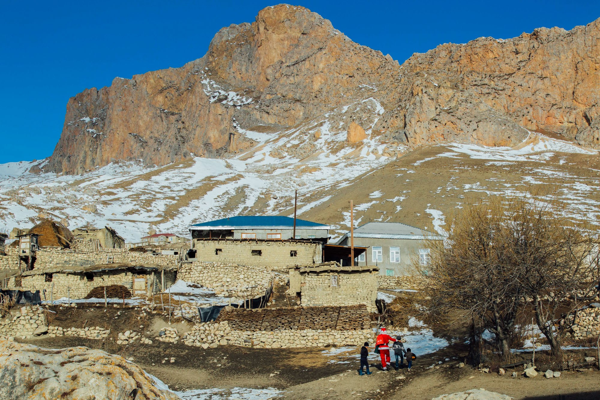 Şaxta Baba Ucqar Dağ Kəndlərində - Sosial Layihə. Bakıda Peşəkar Tədbir, Love Story və Təbiət Fotoqrafı — Elşən Baba