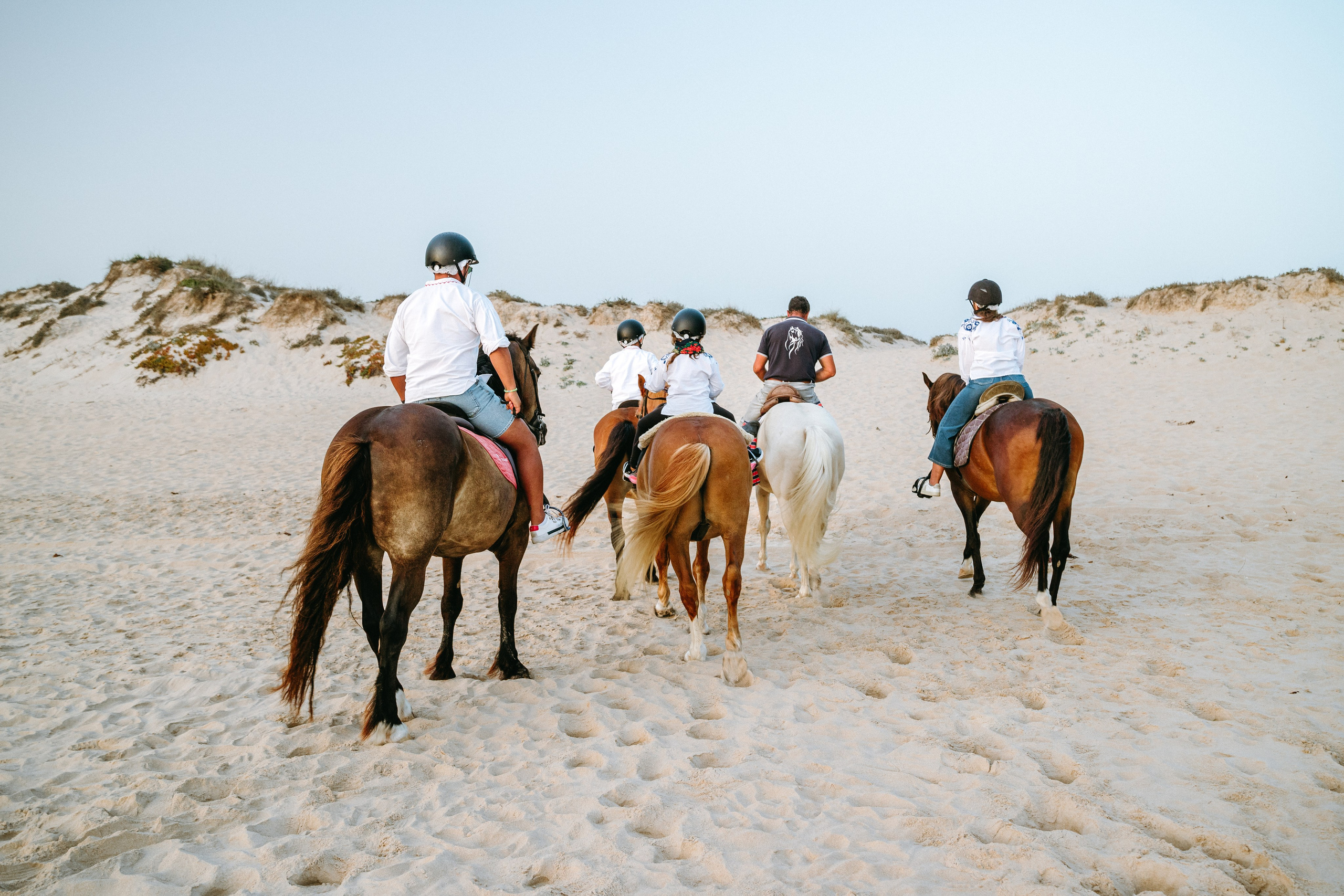 Marlene & Tiago com filhos. Passeios a Cavalo na Praia Peniche | Eco Salgados Agroturismo