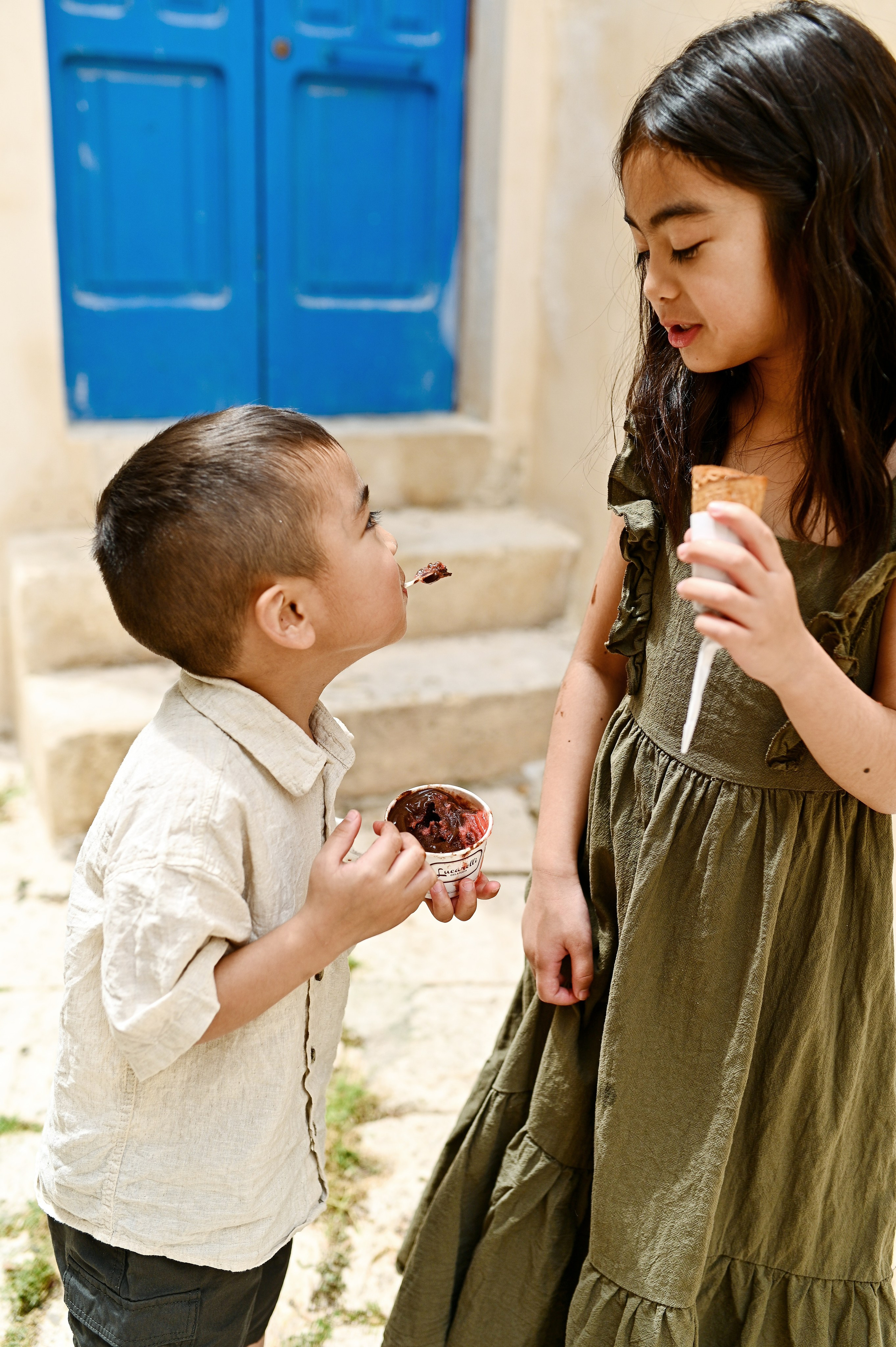 Family Photoshoot in Monopoli with Aiza and Jamie. Fotografa in Puglia e Roma — Servizi fotografici romantici in Italia