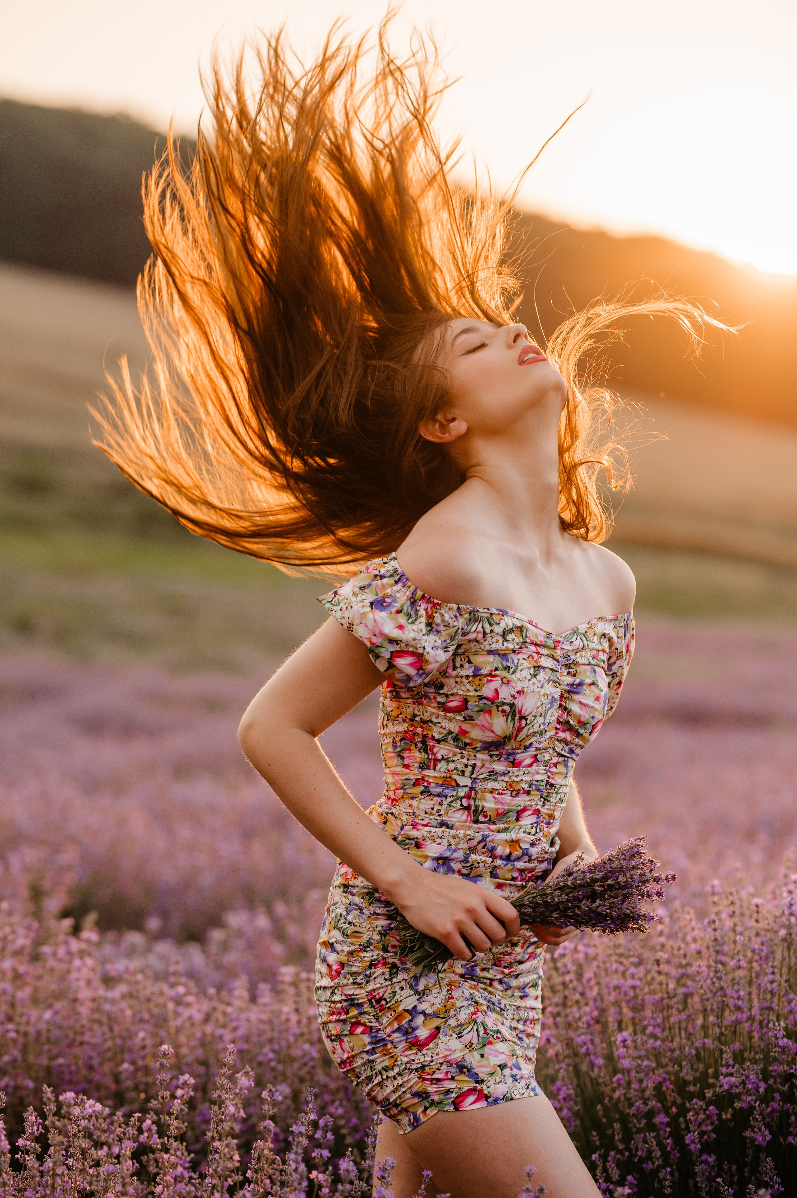 Sedinta foto in lanul de lavanda. Proud Vision Weddings | Wedding Photography & Film — Servicii profesionale Foto Video Nunta Iasi