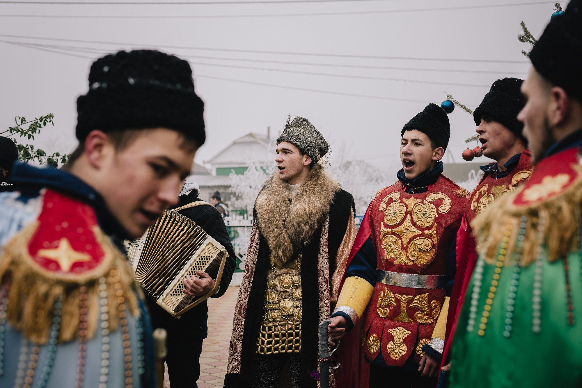 Malanca is a spectacular folk tradition, especially common in the communities of northern Moldova and Bukovina, with deep roots in New Year’s customs. It usually takes place on the night of December 31st to January 1st and marks the transition between years through a blend of folk theater, traditional costumes, music, dance, and humor.Participants – known as malancari – dress up as symbolic characters, often inspired by mythology, history, or rural life: death, the soldier, the bride, the bear, the gypsy, the devil, the old man, and many more. They go from house to house or take part in organized village parades, accompanied by drums, flutes, and distinctive sounds. The message behind it is to chase away evil and attract good fortune, fertility, and abundance in the new year.In some areas, Malanca has evolved into a true display of folk art, with groups preparing costumes, scripts, and music months in advance. It is an authentic way of preserving cultural identity and celebrating community spirit.