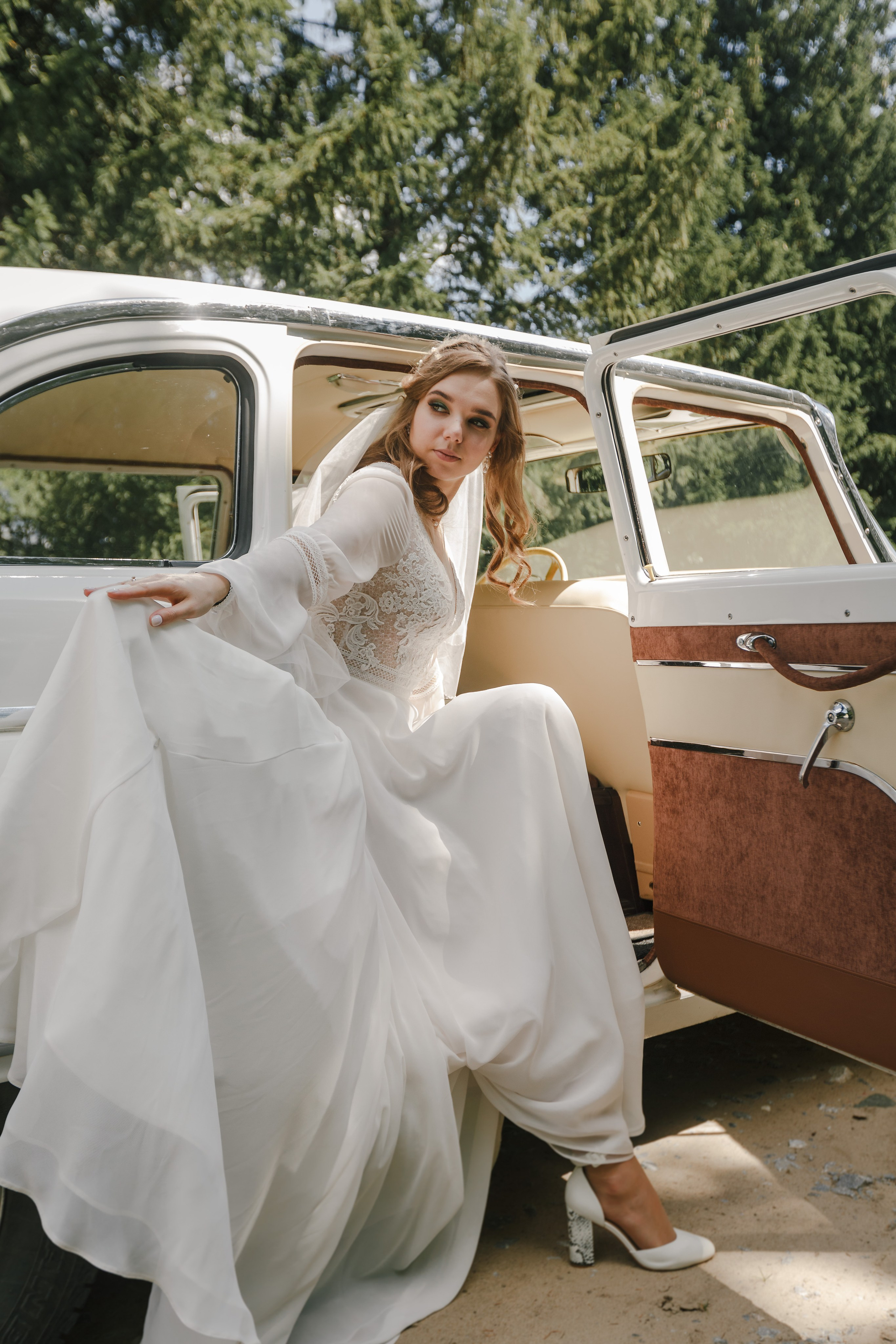 novia en el contexto de un hermoso auto blanco