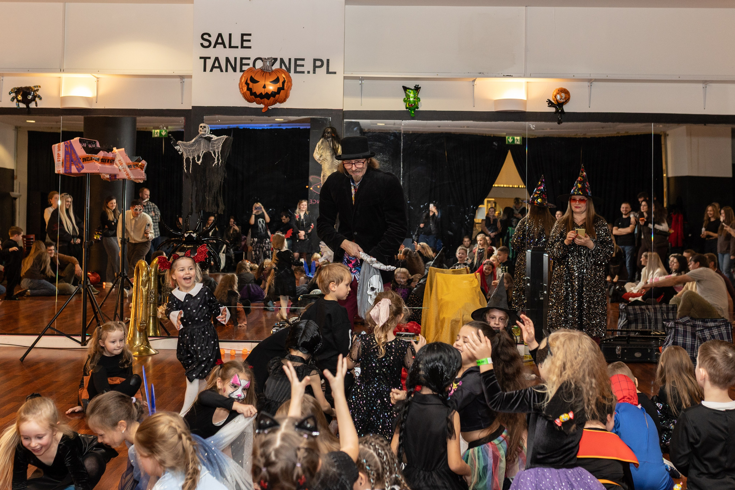 Leo dance studio Helloween 2025. Семейный и детский фотограф в Варшаве Мила Бобровская