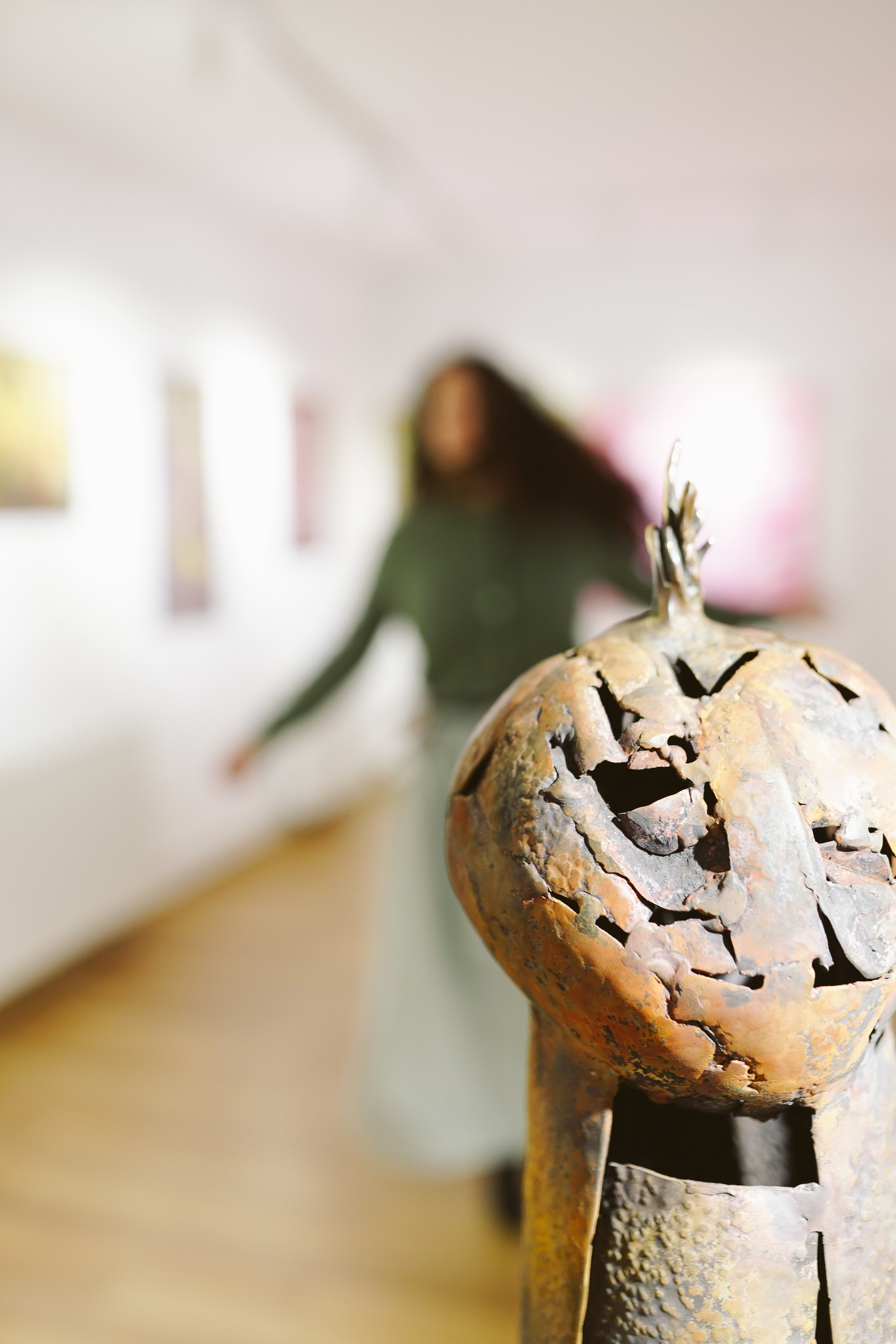 Expoziție Foto Maternitate Brașov | Mădălina Beda. Madalina Beda- Artist vizual, fotograf, doula la nastere, consultant babywearing Brasov si in toata tara