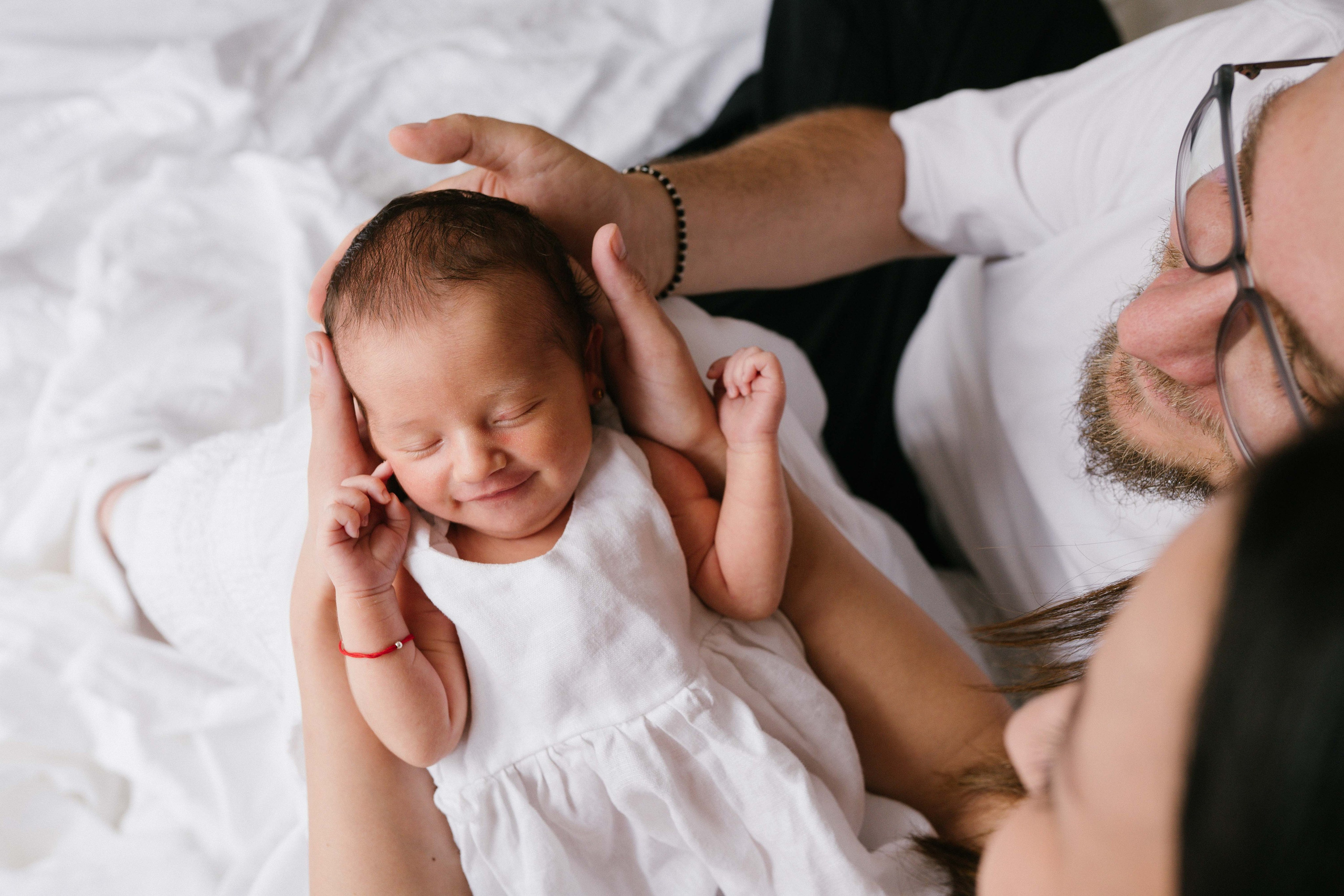 Inspira sesiune foto nou-nascut. Madalina Beda- Artist vizual, fotograf, doula la nastere, consultant babywearing Brasov si in toata tara