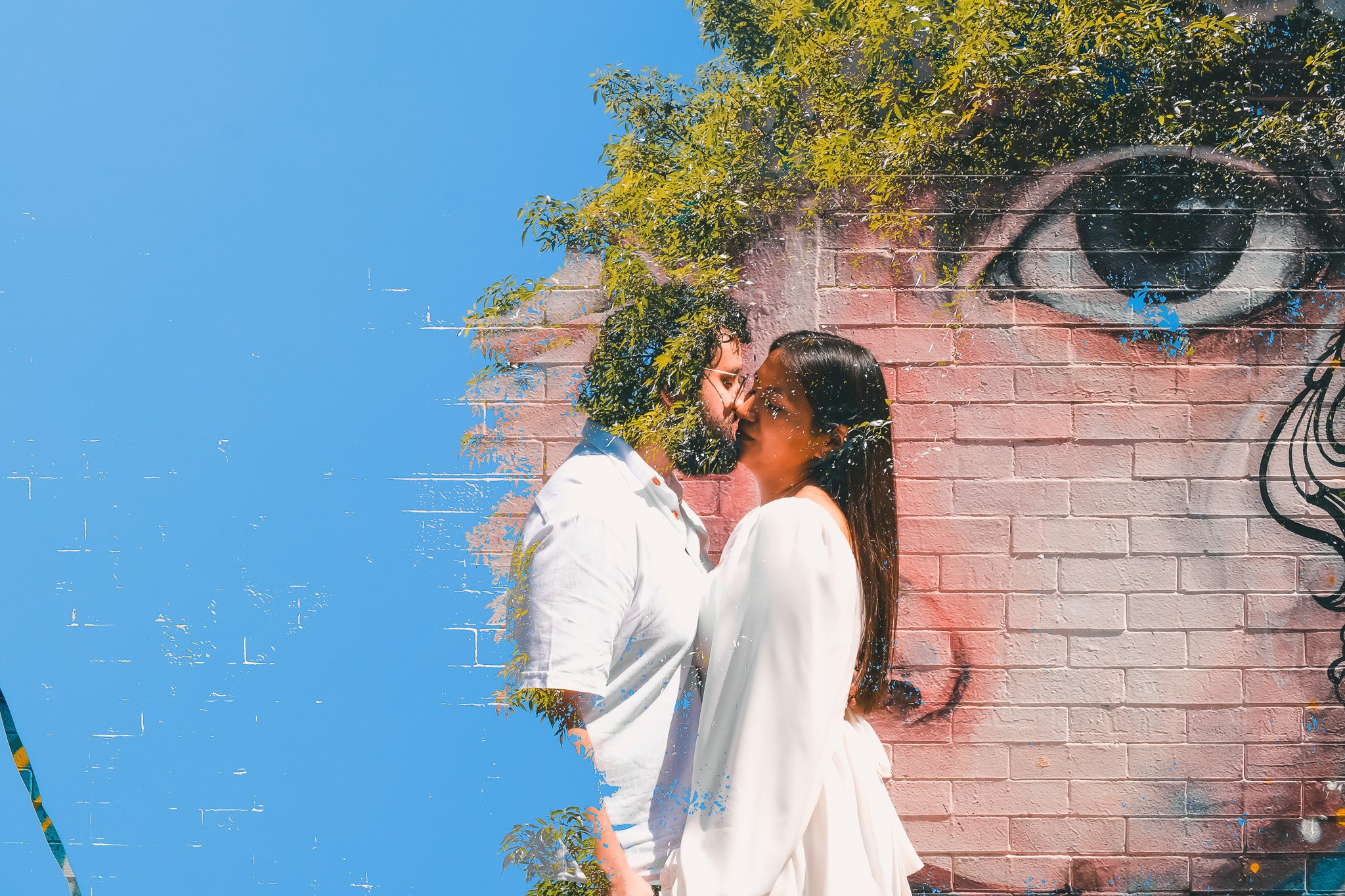 Sesión Save the Date en La Roma: Dany & Rui capturan su amor en el corazón de CDMX. Wedding and family photographer in Mexico City