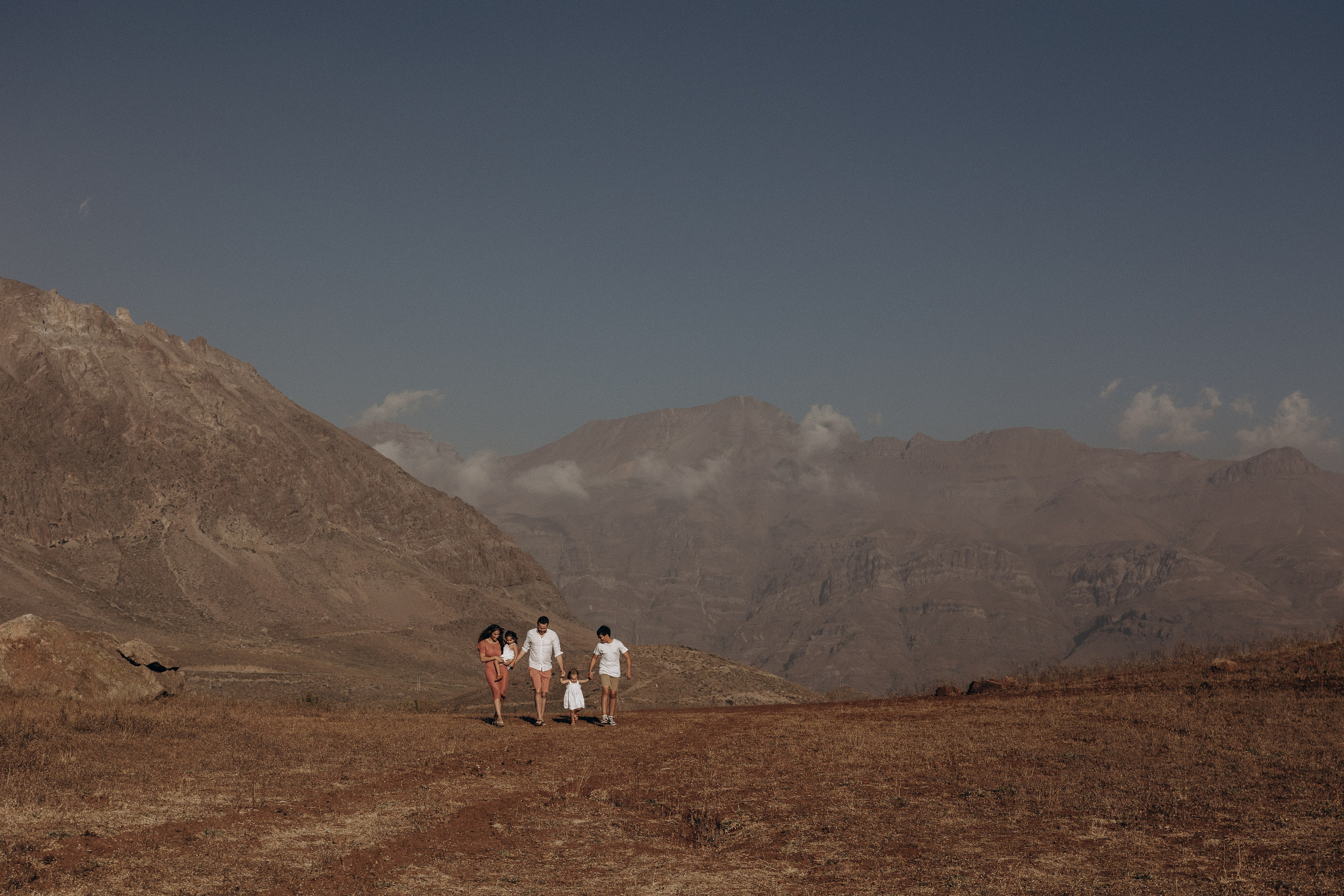 Family Photoshoot in the Mountains — Nature & Tenderness. Photographer in Santiago, Chile Anna Almazova