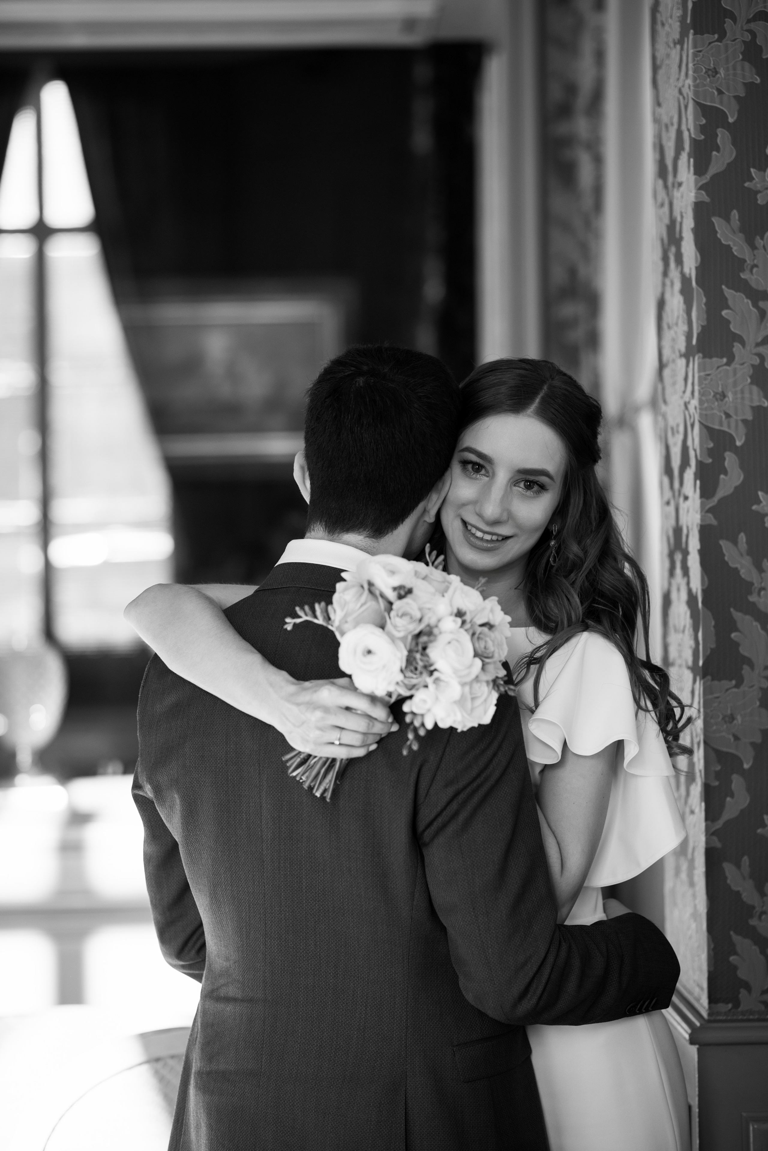 Marié et mariée devant le Château de la Napoule
