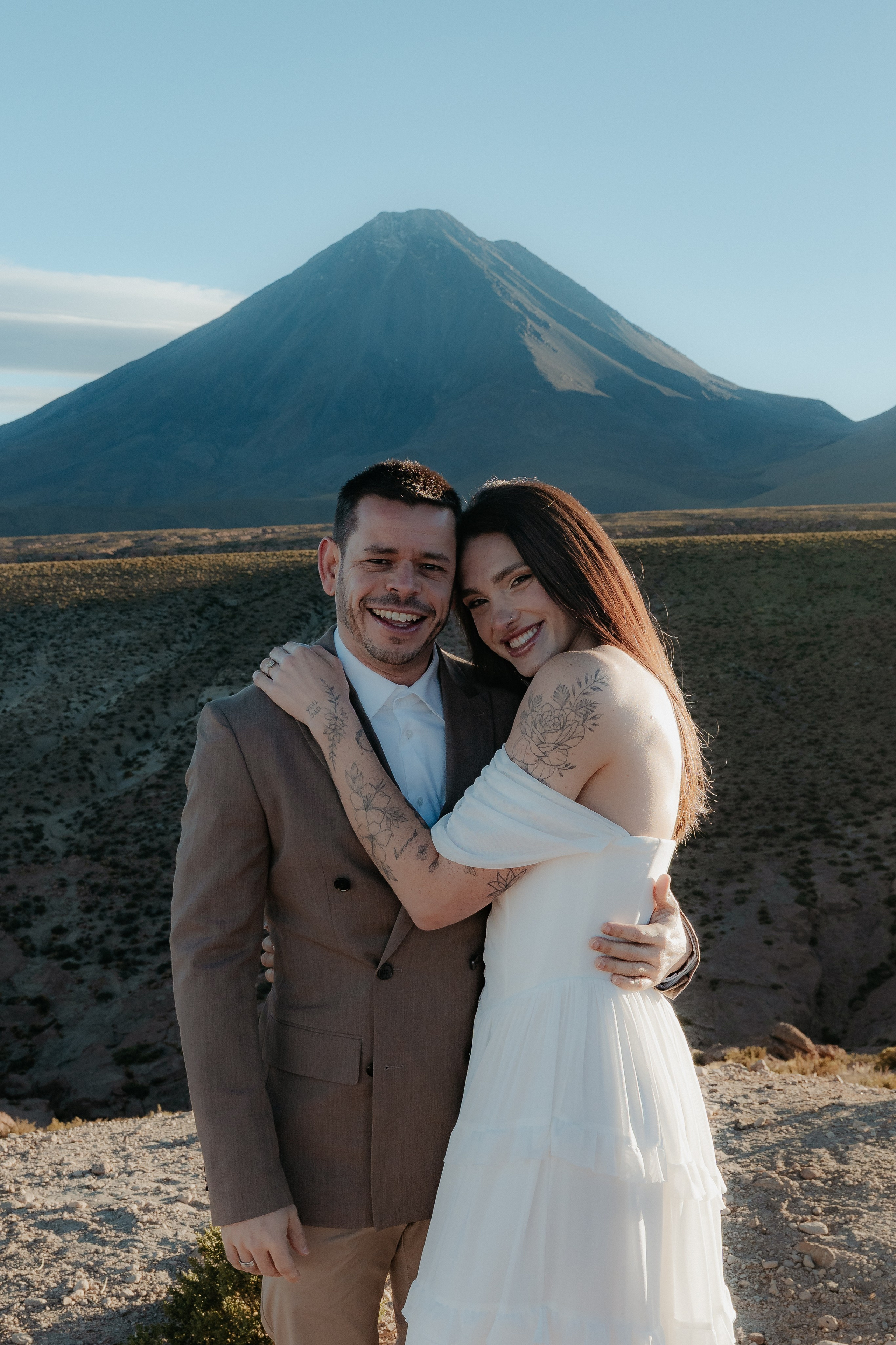 Pre-wedding no mirante do vulcão Licancabur. Photographer in San Pedro de Atacama