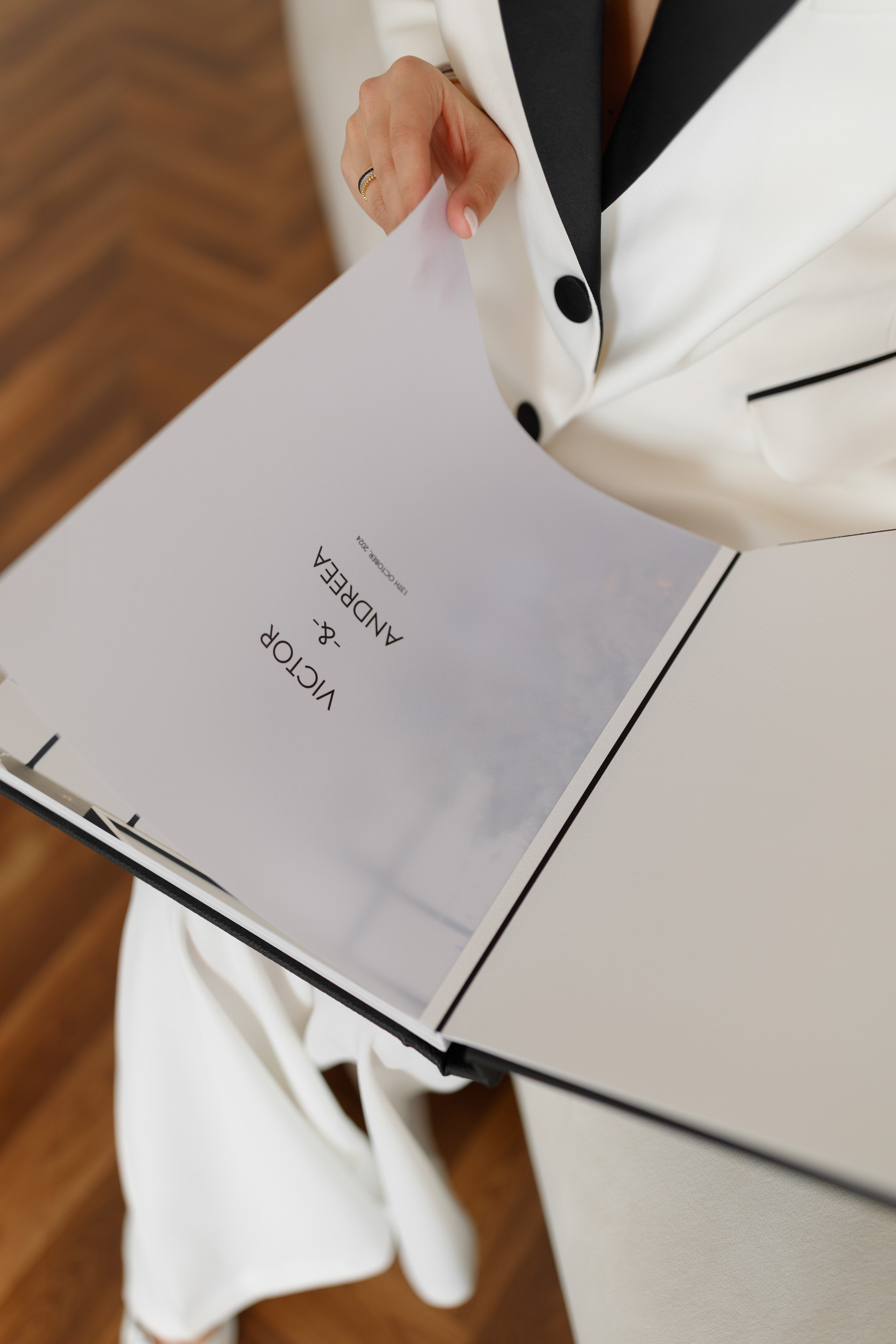 Albume de Nuntă cu Copertă din Eco-Piele Neagră – Eleganță Clasică și Povestea Dragostei Tale. Scarlat Photography