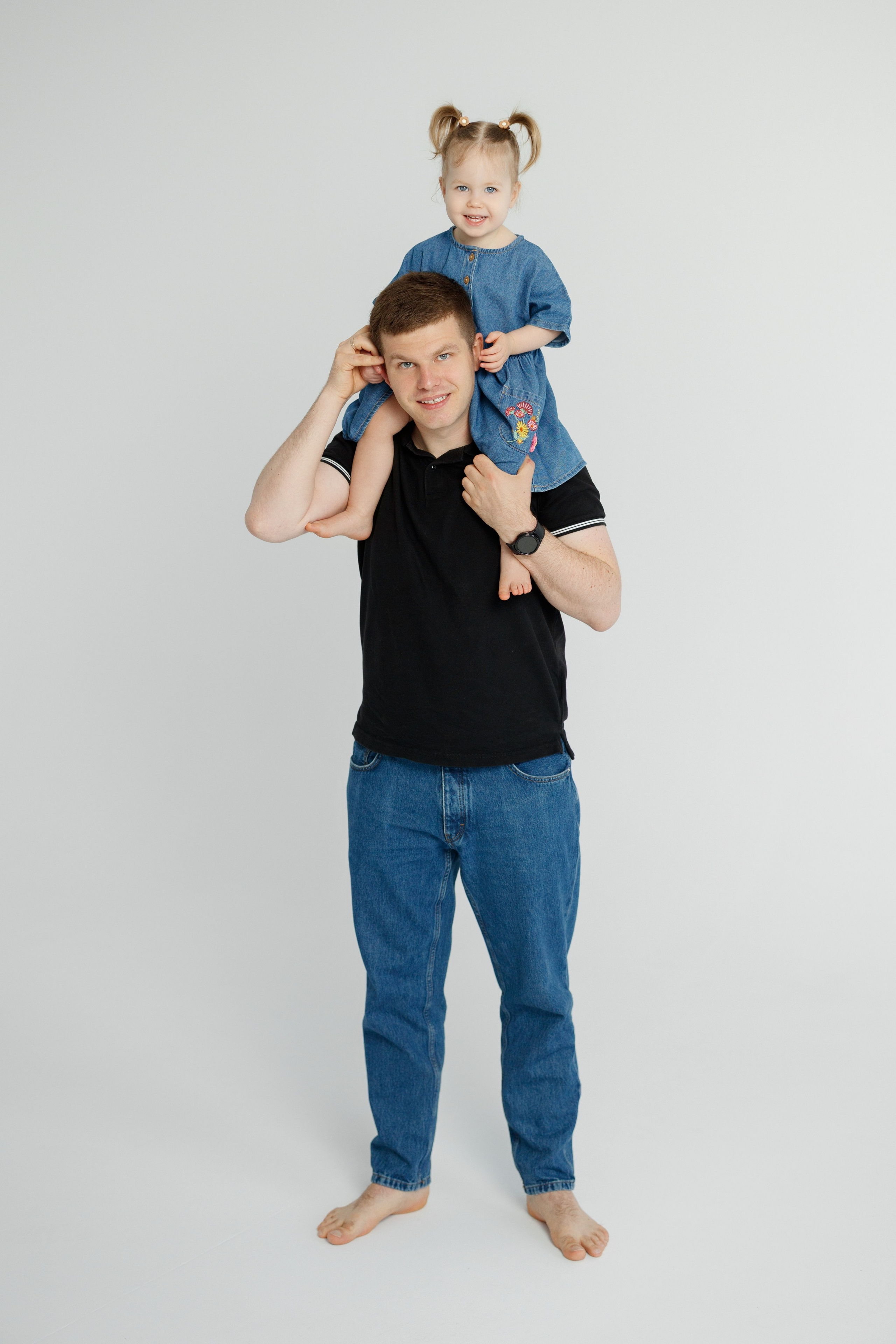 Ședință Foto de Familie — Stil Minimalist pe Fundal Alb. Scarlat Photography