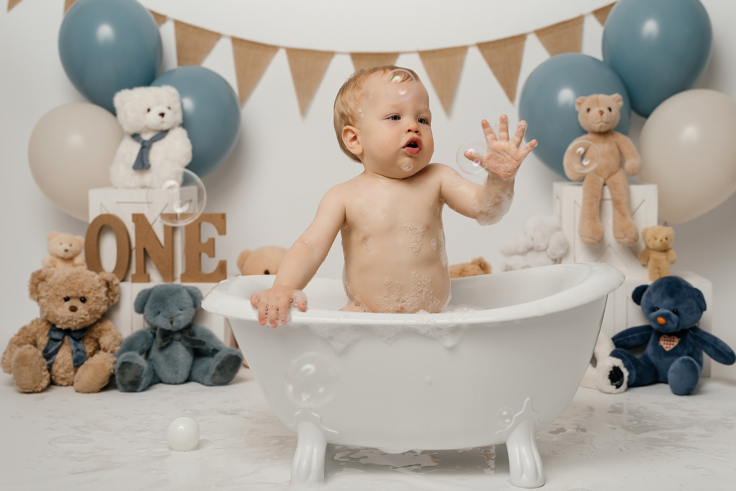 First birthday cake smash session. Newborn and family photographer. Hills District. Sydney