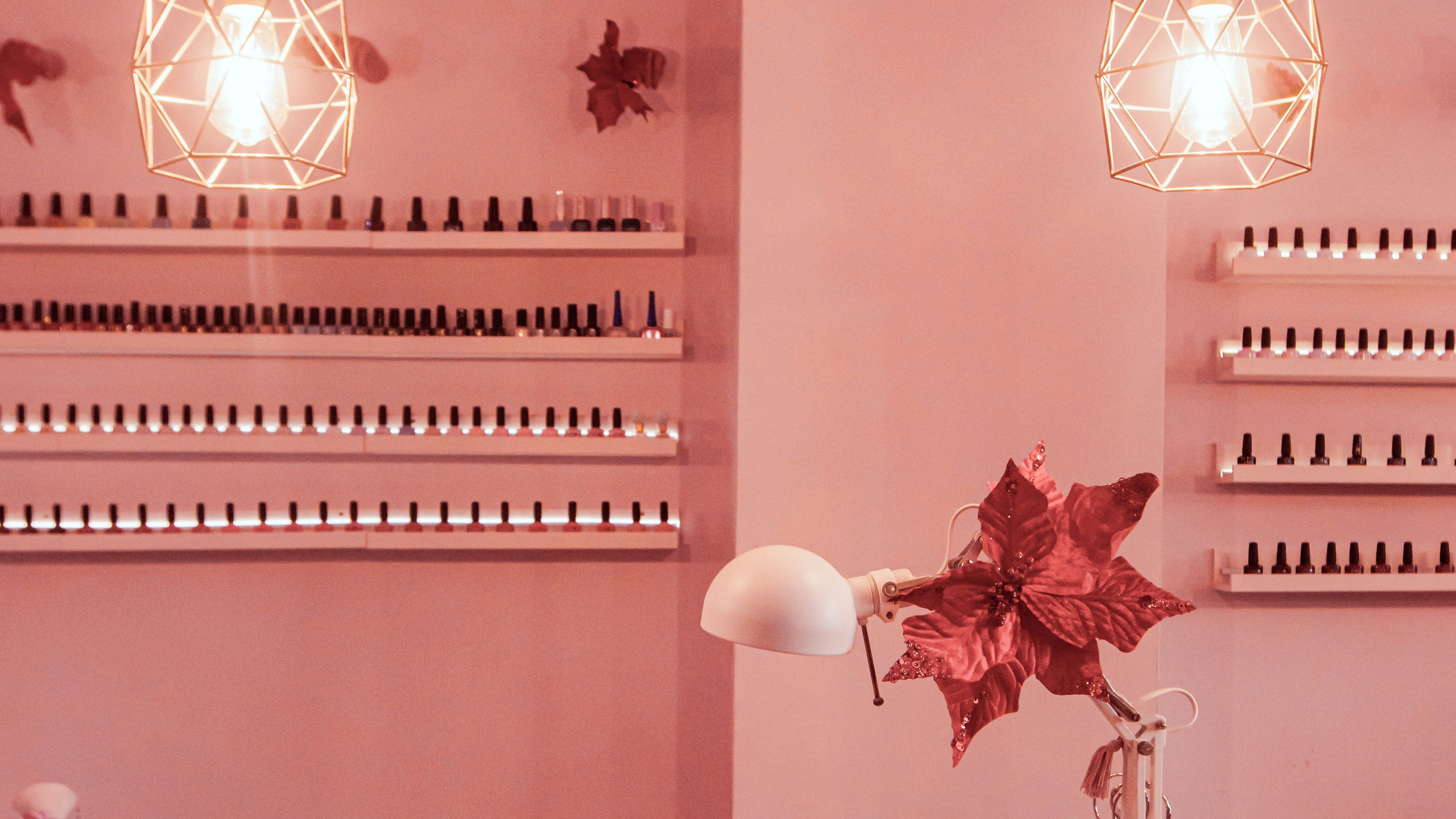 Salón de uñas. Fotógrafo de retrato, familia y reportajes en Valencia | España | Europa Vitalii Lumier