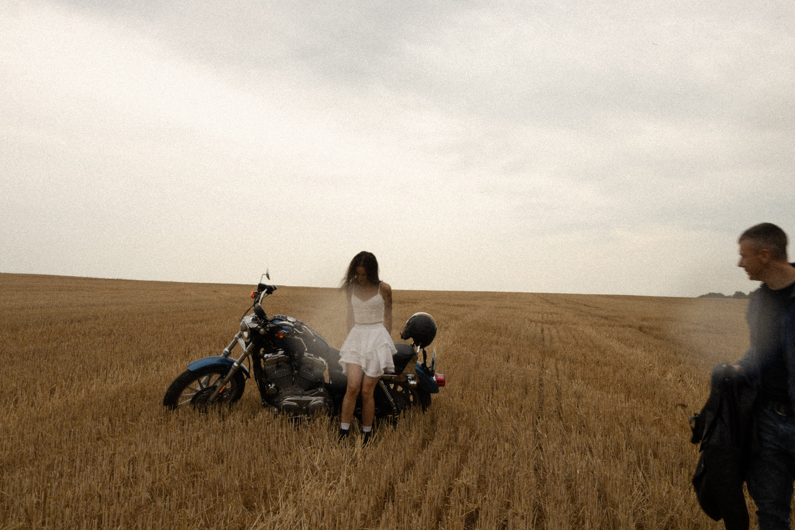 Balade en moto. Histoires d’amour, séances photos de famille et de mariage en France