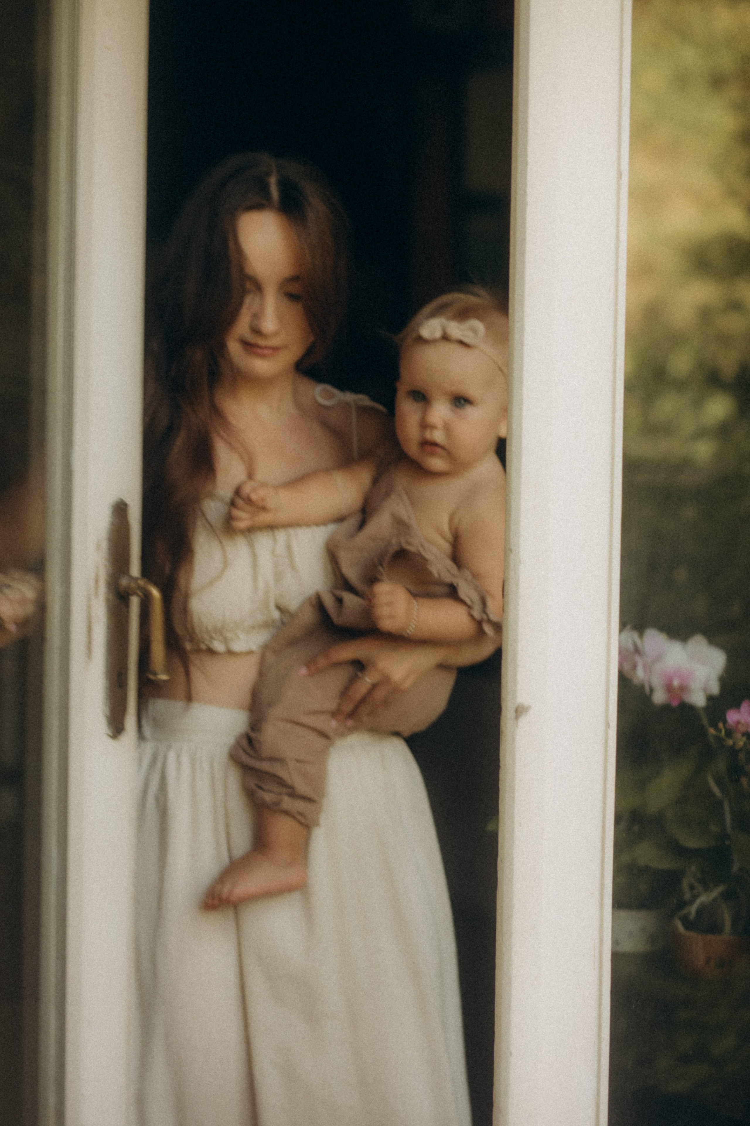Maman et fille: la tendresse intemporelle. Je suis Olga, votre photographe de famille à Metz et dans toute la France