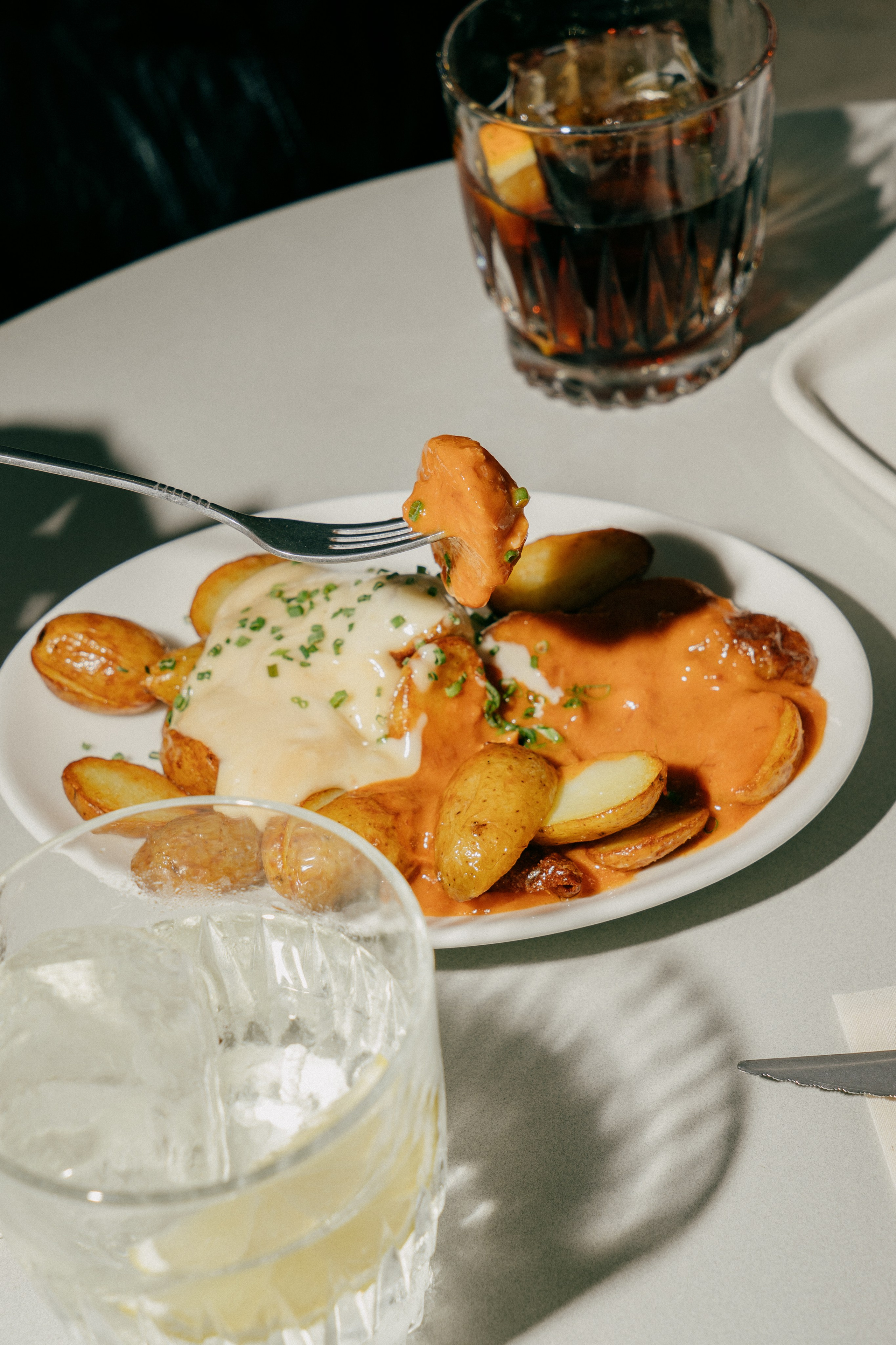 Mesa reservada con cubiertos y copas, invitando a hacer reservas de Navidad en Barcelona.