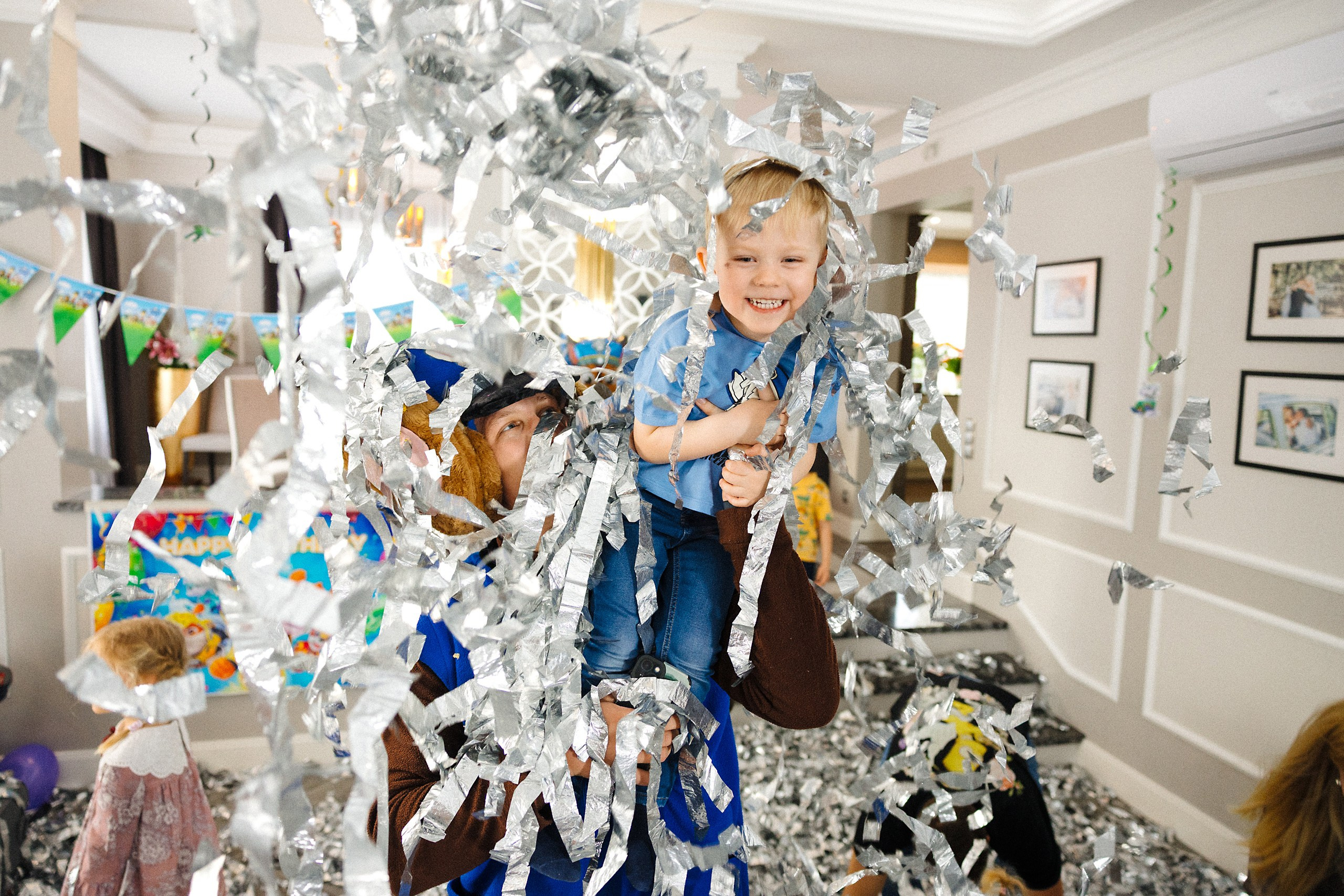 Яркая фотосессия детского праздника с аниматором и блестящей дискотекой из фольги в Риге. Евгений Тимофеев | Свадебный и контент-фотограф и видеограф в Риге