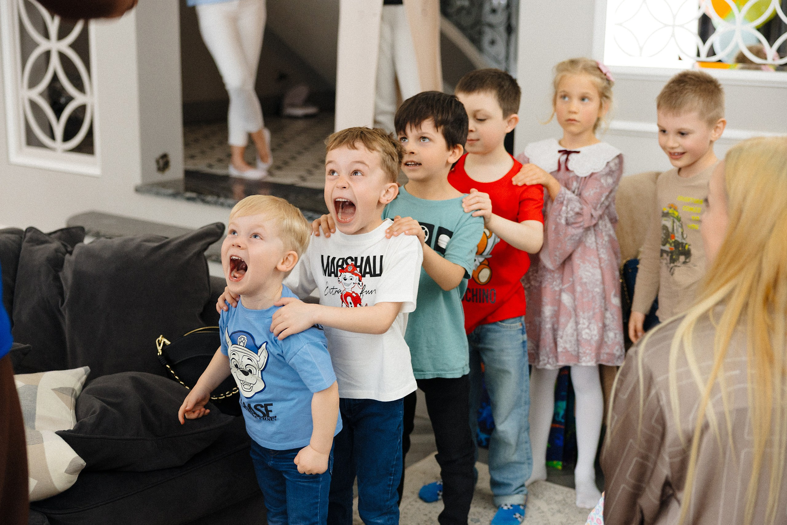 Фотосъёмка детского дня рождения с аниматором и фольгированной дискотекой в Риге. Евгений Тимофеев | Свадебный и контент-фотограф и видеограф в Риге