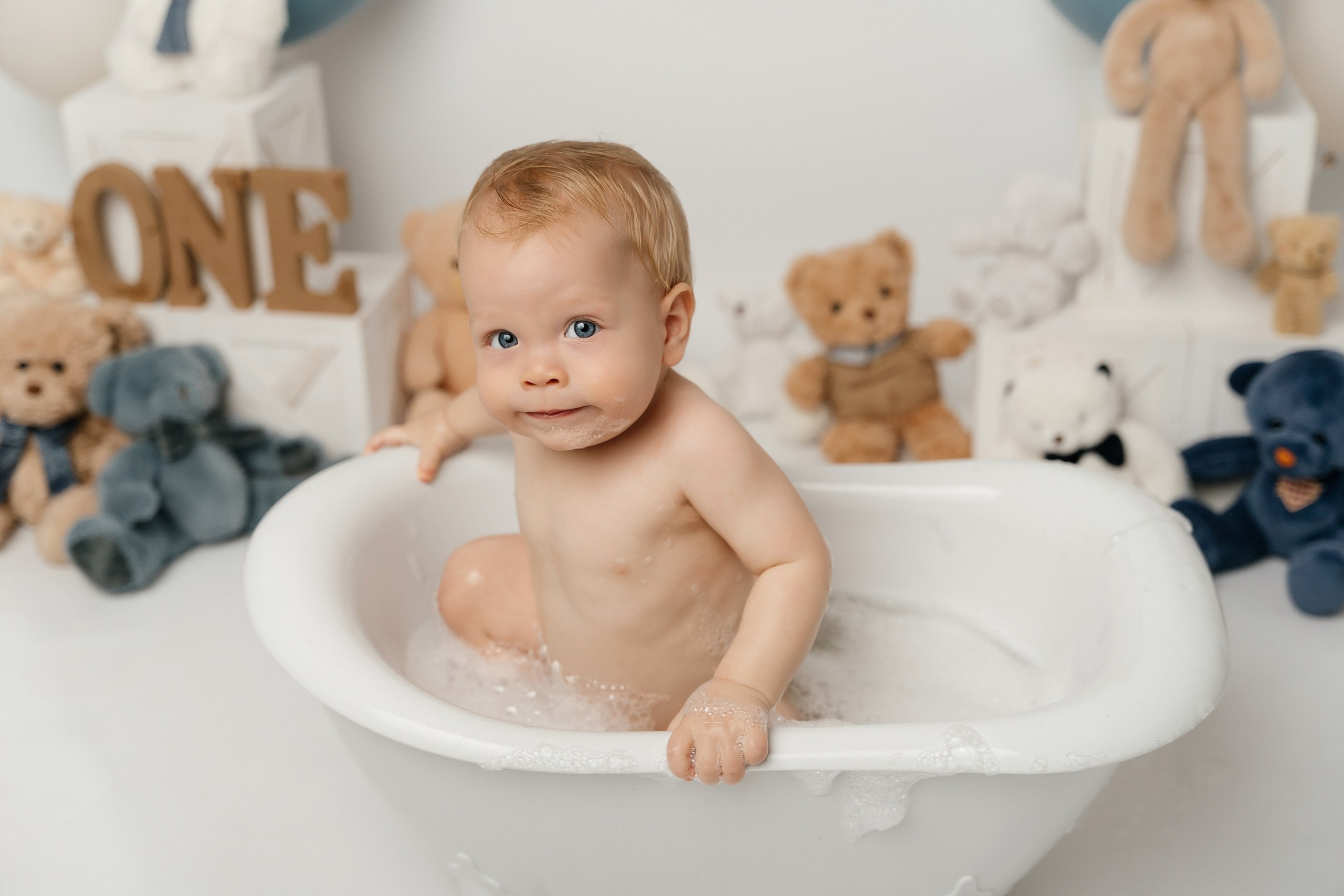 First birthday cake smash session. Newborn and family photographer. Hills District. Sydney