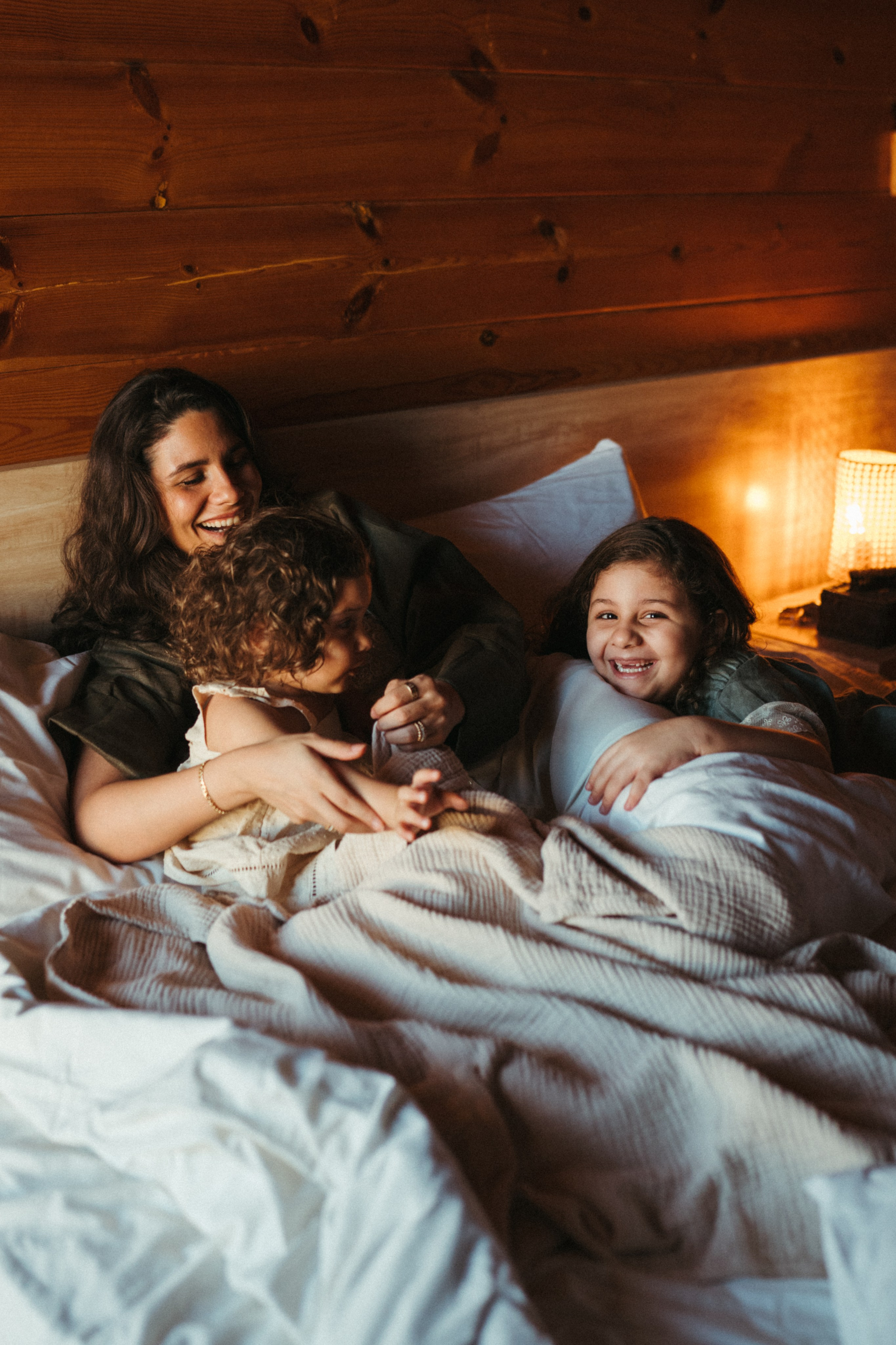 Amnah with daughters. Family photographer in Saudi Arabia