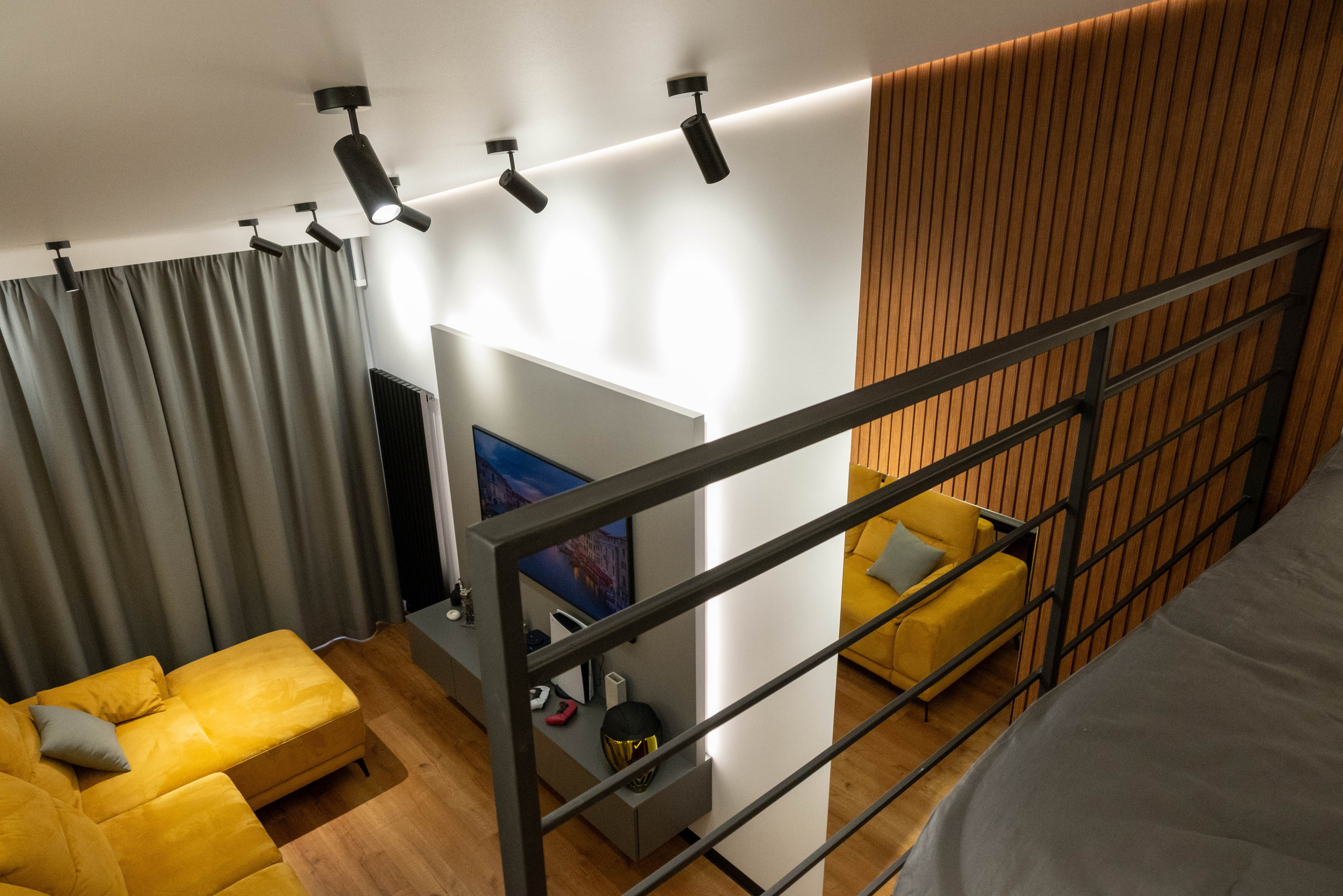 The apartment is on two levels. Fotograf Dmitrii Donets