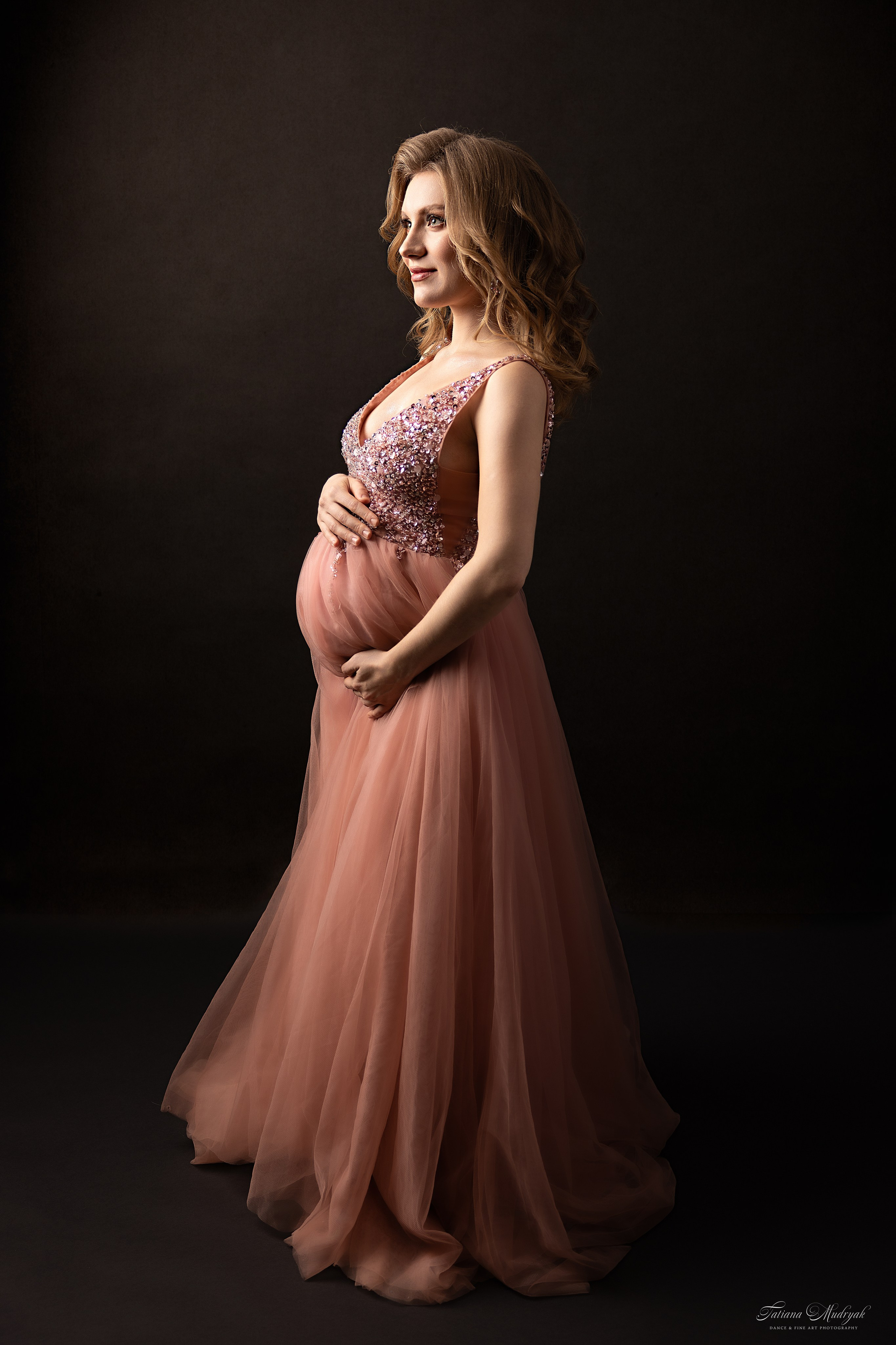 Maternity photoshoot in Dresden – soft and emotional pregnancy photography