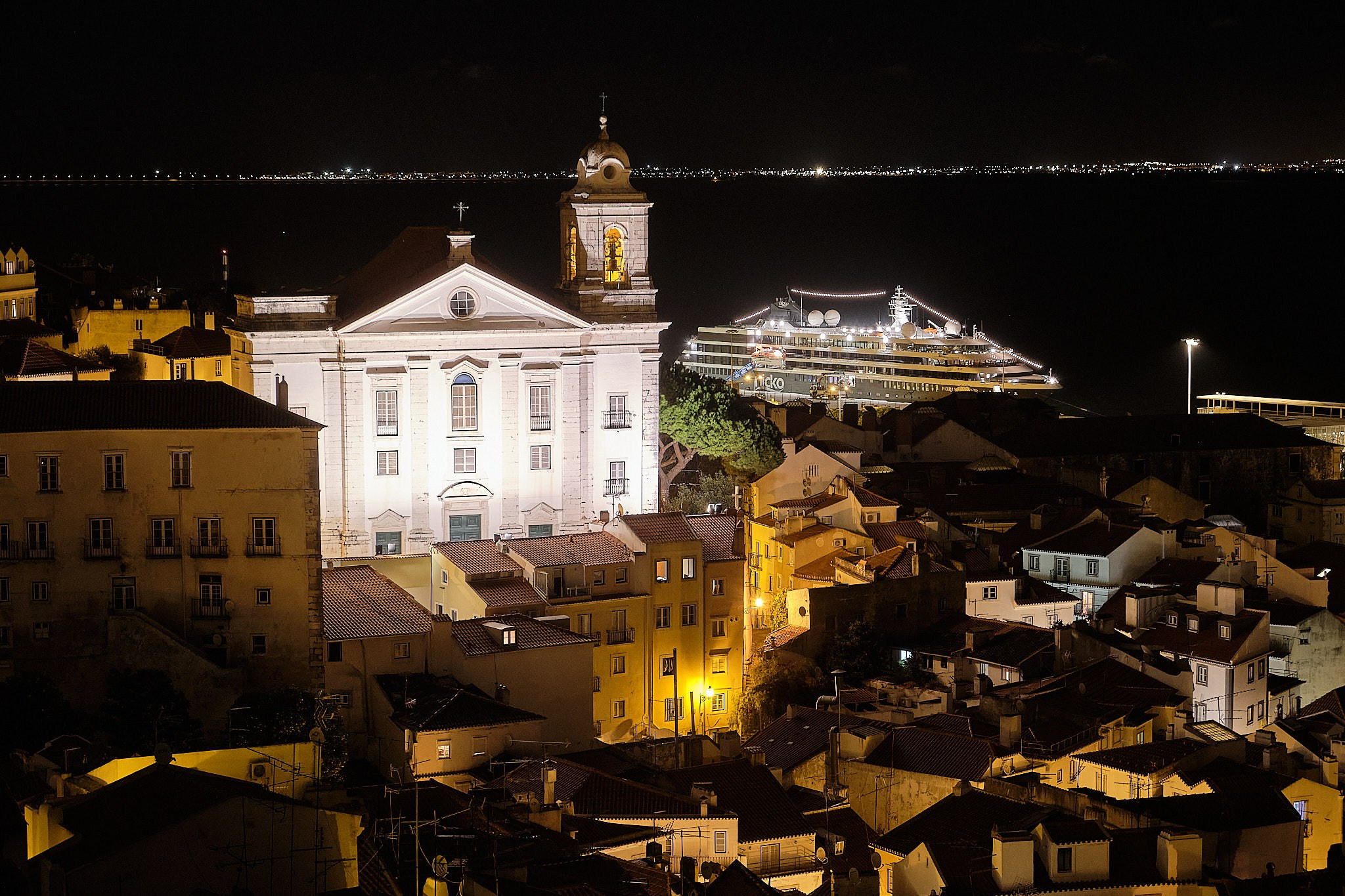 Lisabona (noaptea). Fotograf Nicola Cristian