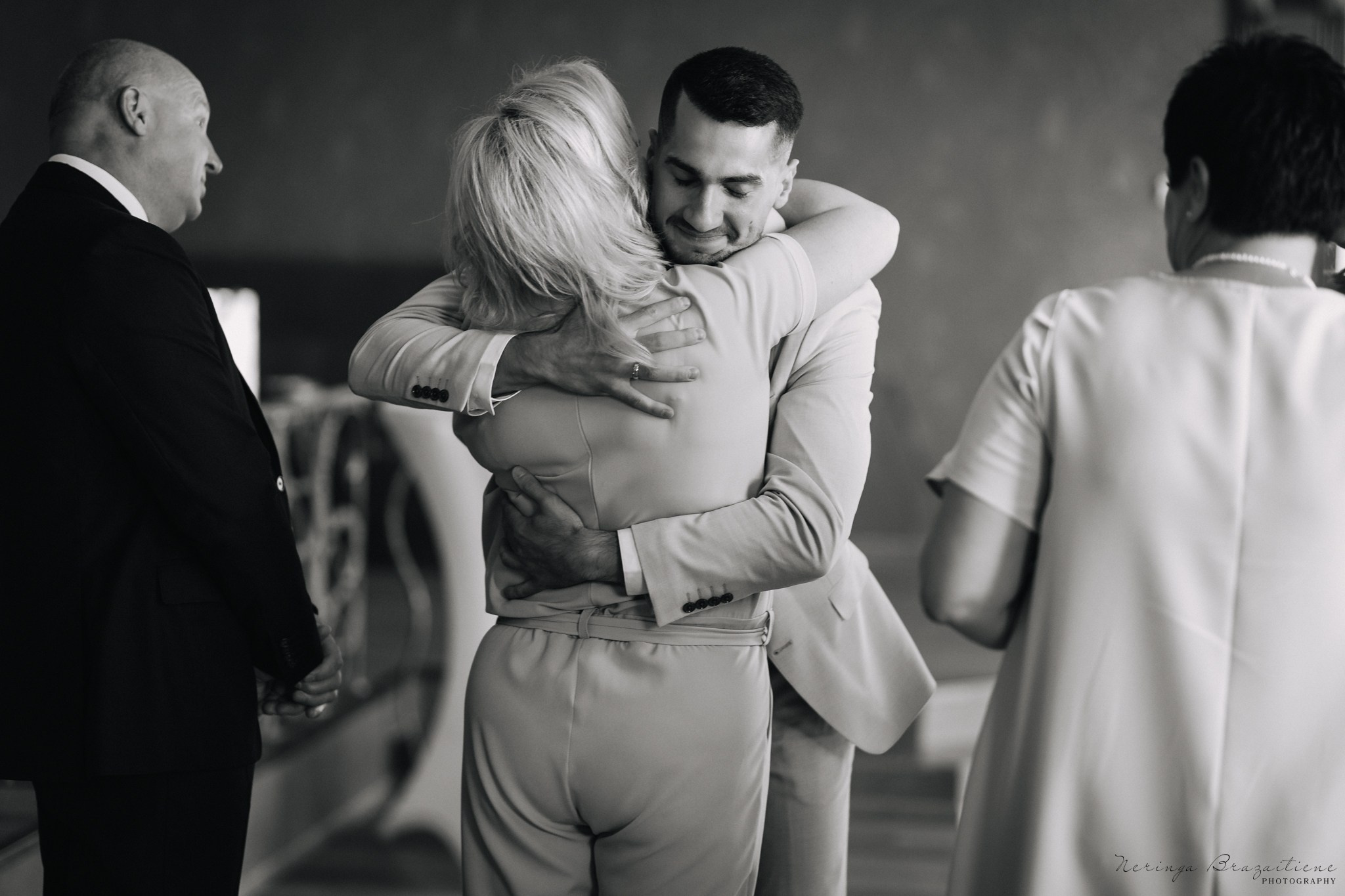 Vestuvinė fotosesija Kaune, Vienybės aikštėje, prie Lietuvos banko