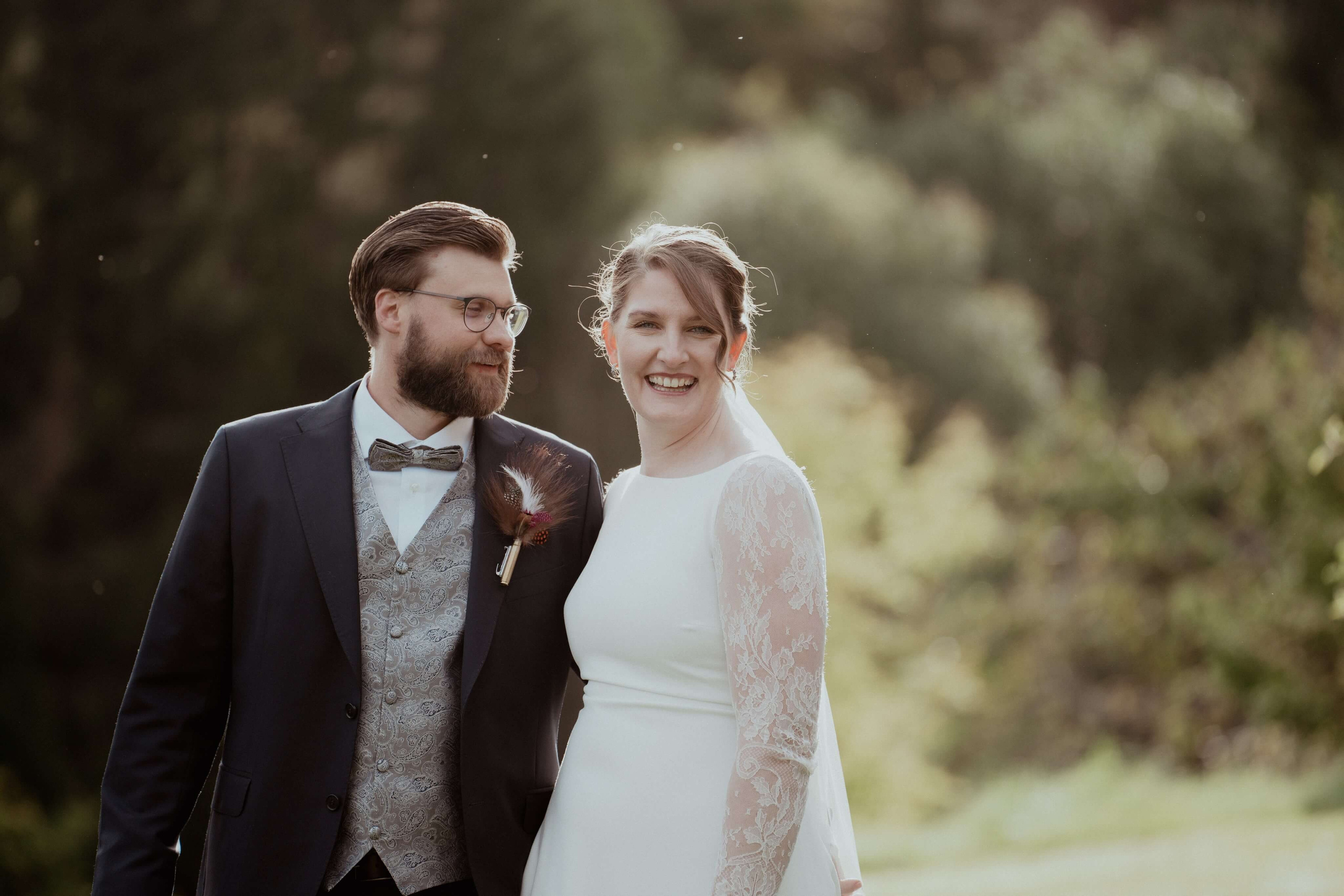 bryllupsfotograf Langesund,brudeparet ler