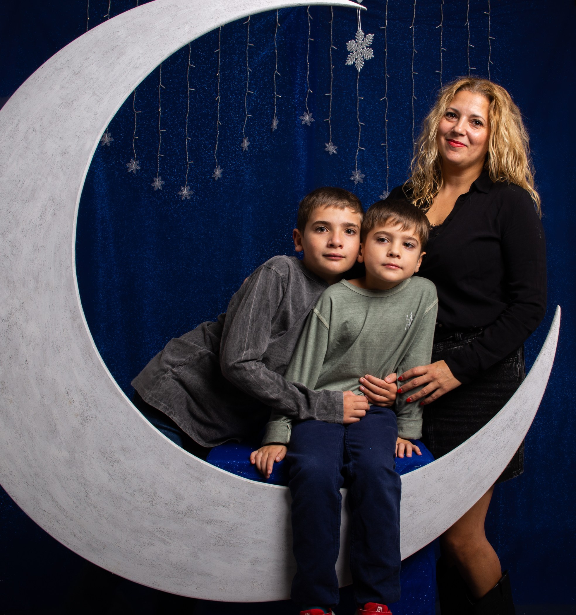 Navidad 2022. Alba con niños. Fotógrafo en Mataró, Eugenia Shikhina