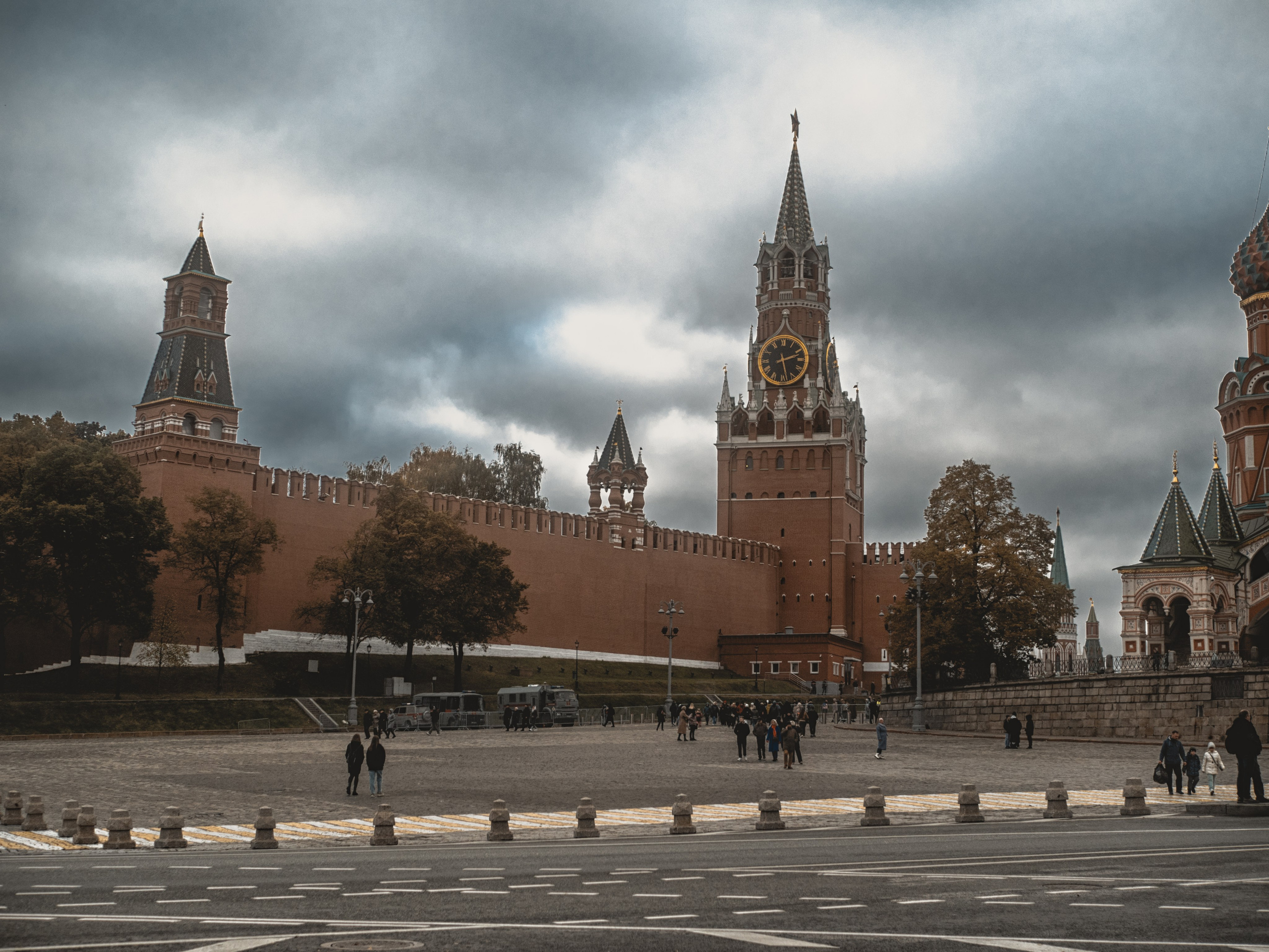 Moscou, une promenade vers Parc « Zaryadye » longeant Moskva-Reka. Photographe sur Cote d’Azur. Portraits de familles, couples, enfants, événements