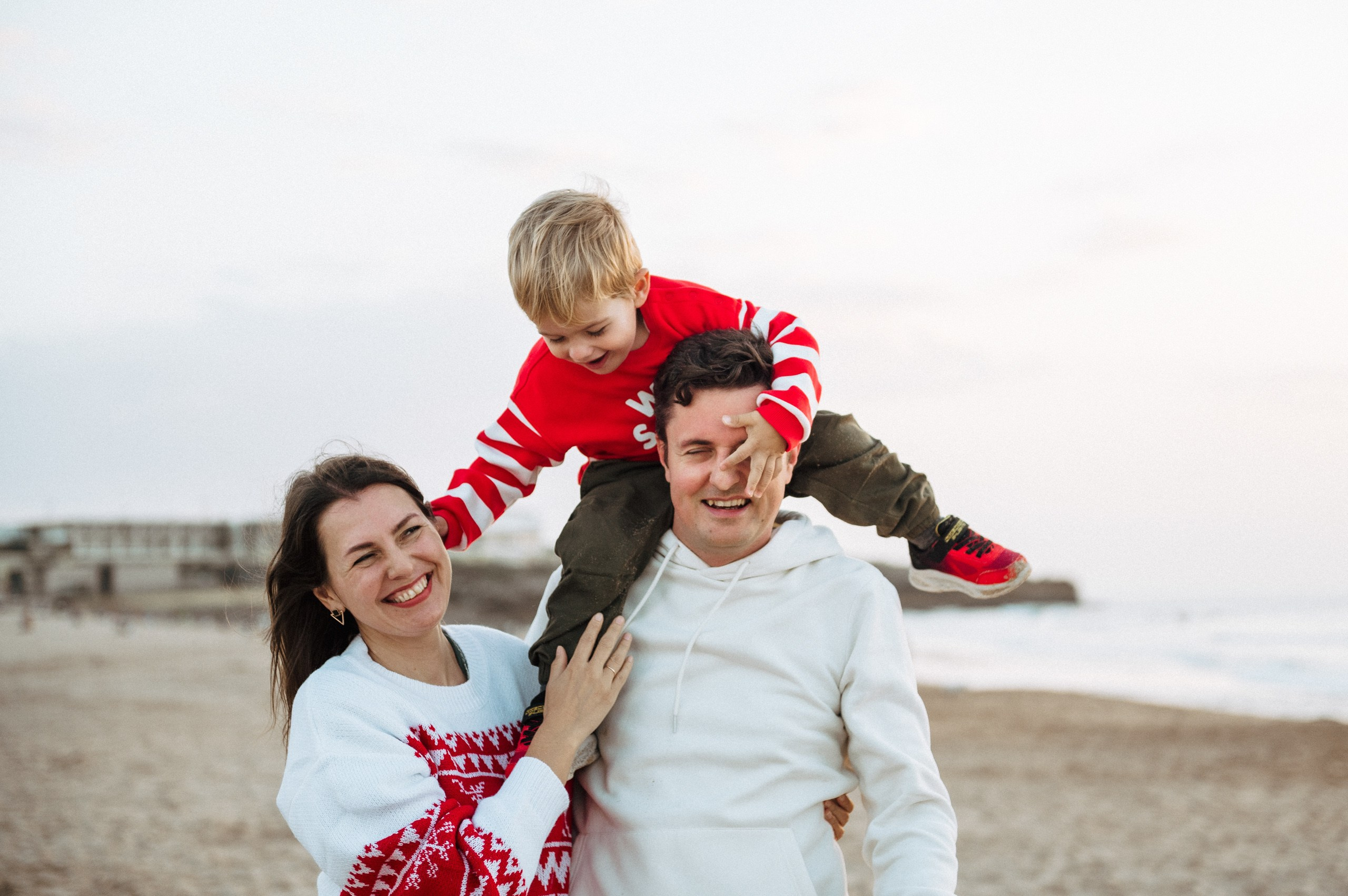 Family Christmas photoshoot on the beach in Portugal. Ваш фотограф в Лиссабоне — Анна Белова