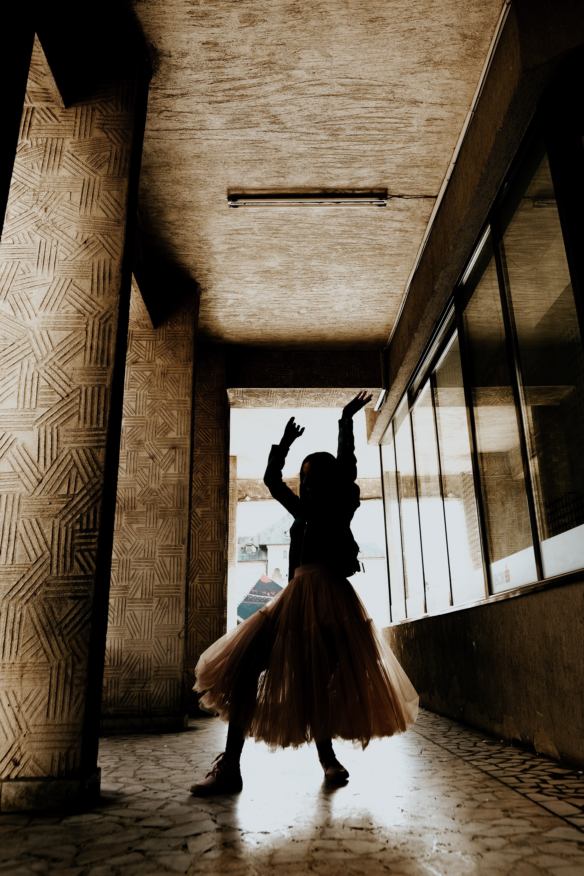 Sunt o Zeita — yoga on street. MARINABUGS