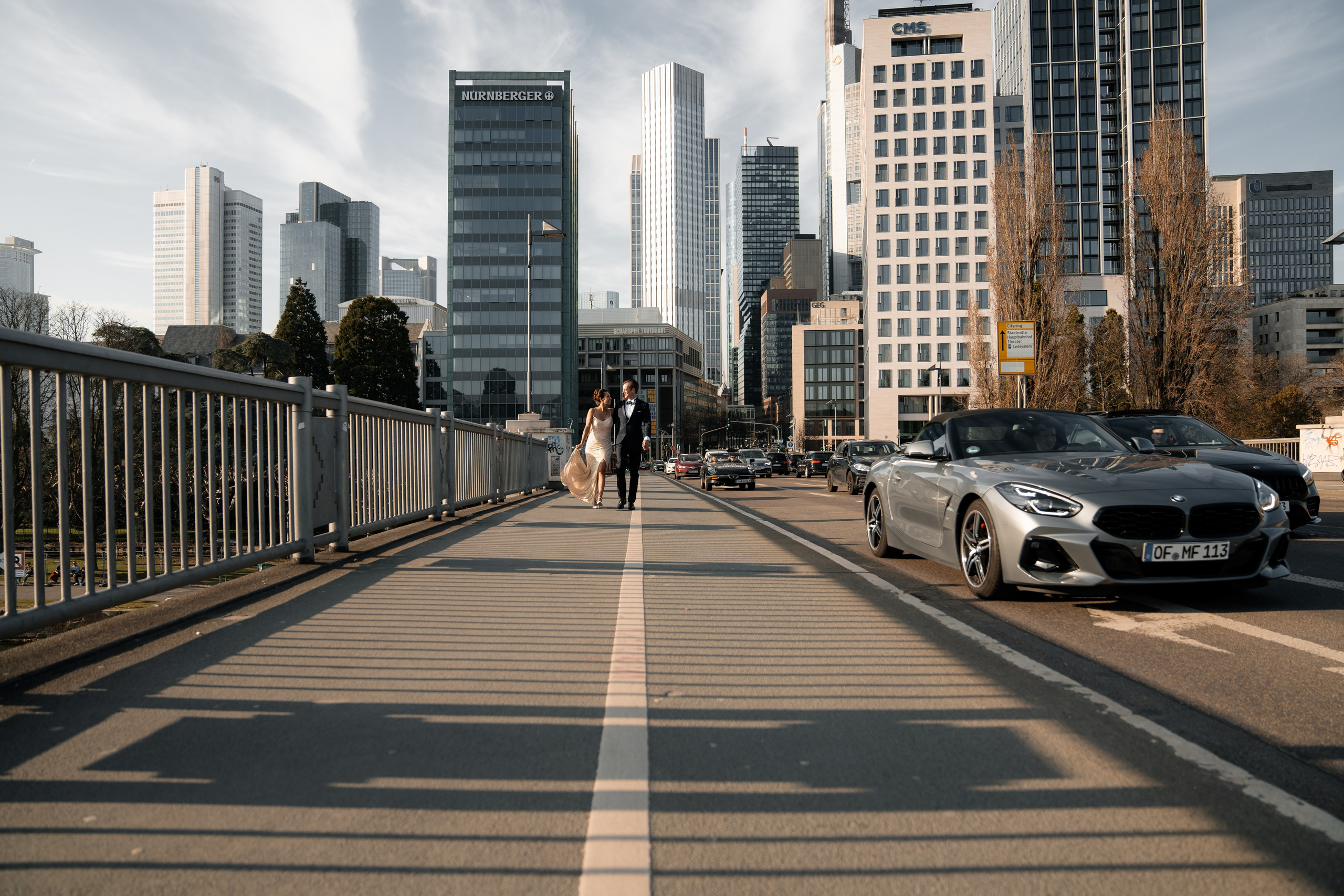 Hochzeitsfotografie in Frankfurt mit Skyline, Mainbrücke und urbaner Kulisse
