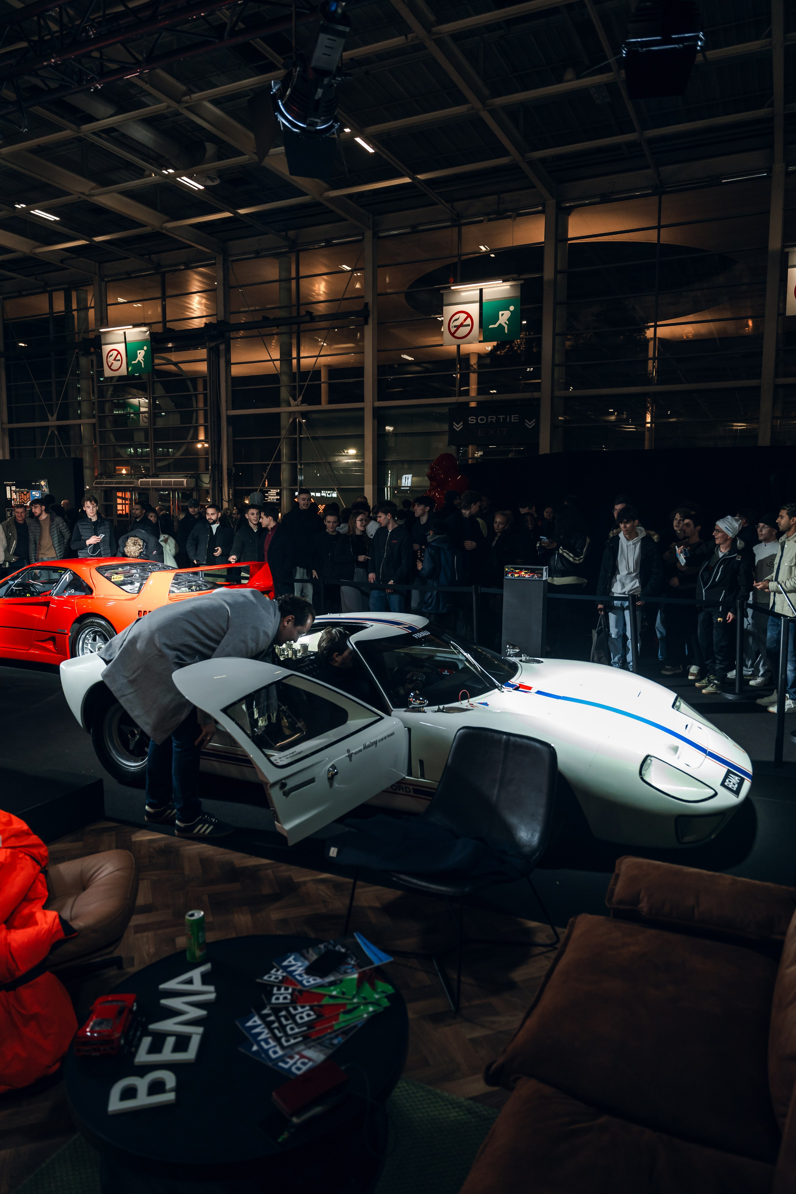 Retromobile 2026. Photographe de voitures à Paris — Vitalii Motruk