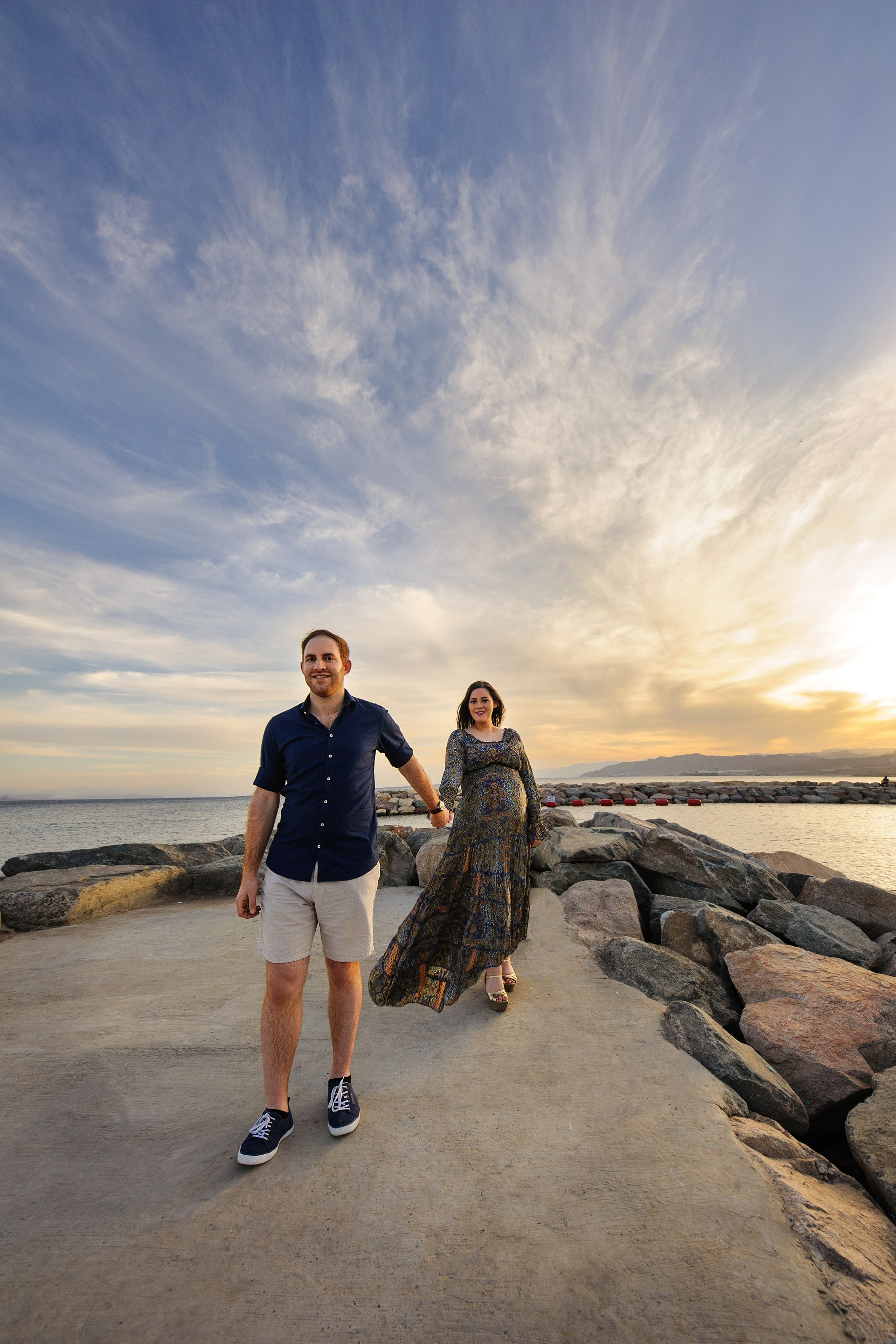 Pregnancy photoshooting for Saul and Jessica at sunset on the Red Sea. צלמת משפחה ילדים הריון וסיפורי אהבה באילת ישראל אולגה אמצ'יסלבסקי
